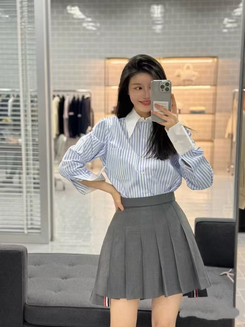 NO:713032,Thom Browne counter model!  Blue vertical striped long-sleeved shirt with letter logo pattern patch on the hem and contrasting lapels!  Size S/M/L, shipped from stock!  (M size bust 98, length 63-65),,shirts,19860909Thom Browne专柜款！下摆字母logo图案贴标撞色翻领蓝色竖条纹长袖衬衫！码数S/M/L,现货发！(M码胸围98衣长63-65),,shirts,,Women's clothing