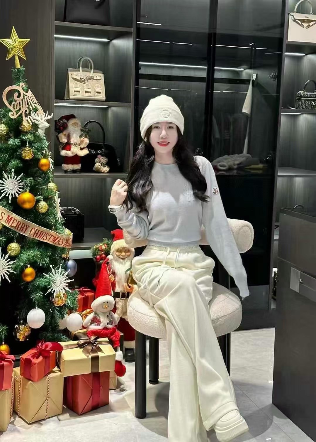 NO:713483,Moncler covers your mouth!  The quality is amazing!  Round neck wool and cashmere sweater with logo embroidery on the chest and logo on the shoulders!  Haze blue!  Code number 36/38/40, ready for delivery!  (size 38, bust 96, length 57),,Moncler,sweaters,19860909Moncler蒙口！质量超赞！胸口刺绣徽章图案肩部logo圆领羊毛羊绒毛衣！雾霾蓝！码数36/38/40,现货发！(38码胸围96衣长57),,Moncler,sweaters,,Women's clothing