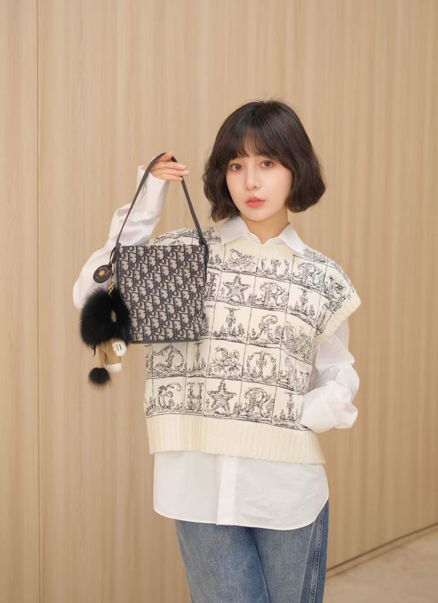 NO:715135,Dio*Dijia!  Counter style!  High version!  Heavy embroidered floral letter logo pattern loose sweater vest!  All three standards are complete!  Size S/M/L, shipped from stock!  (M size bust 94, length 50),,dior,dior,sweaters,19860909Dio*迪家！专柜款！高版本！重工刺绣花卉字母logo图案宽松毛衣背心！三标齐全！码数S/M/L,现货发！(M码胸围94衣长50),,dior,dior,sweaters,,Women's clothing