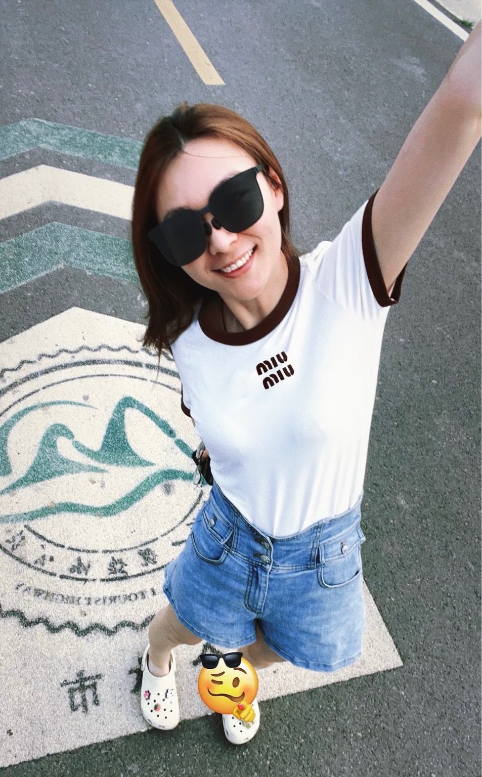 NO:715406,MiuMiaojia!  Counter style!  Contrast color round neck short-sleeved T-shirt with embroidered letter logo pattern on the chest!  All three standards are complete!  White maroon!  Size S/M/L, shipped from stock!  (M size bust 94, length 60),,miumiu,T-shirt,tees,t-shirt,19860909Miu缪家！专柜款！胸口刺绣字母logo图案撞色圆领短袖T恤！三标齐全！白色枣红色！码数S/M/L,现货发！(M码胸围94衣长60),,miumiu,T-shirt,tees，t-shirt,,Women's clothing