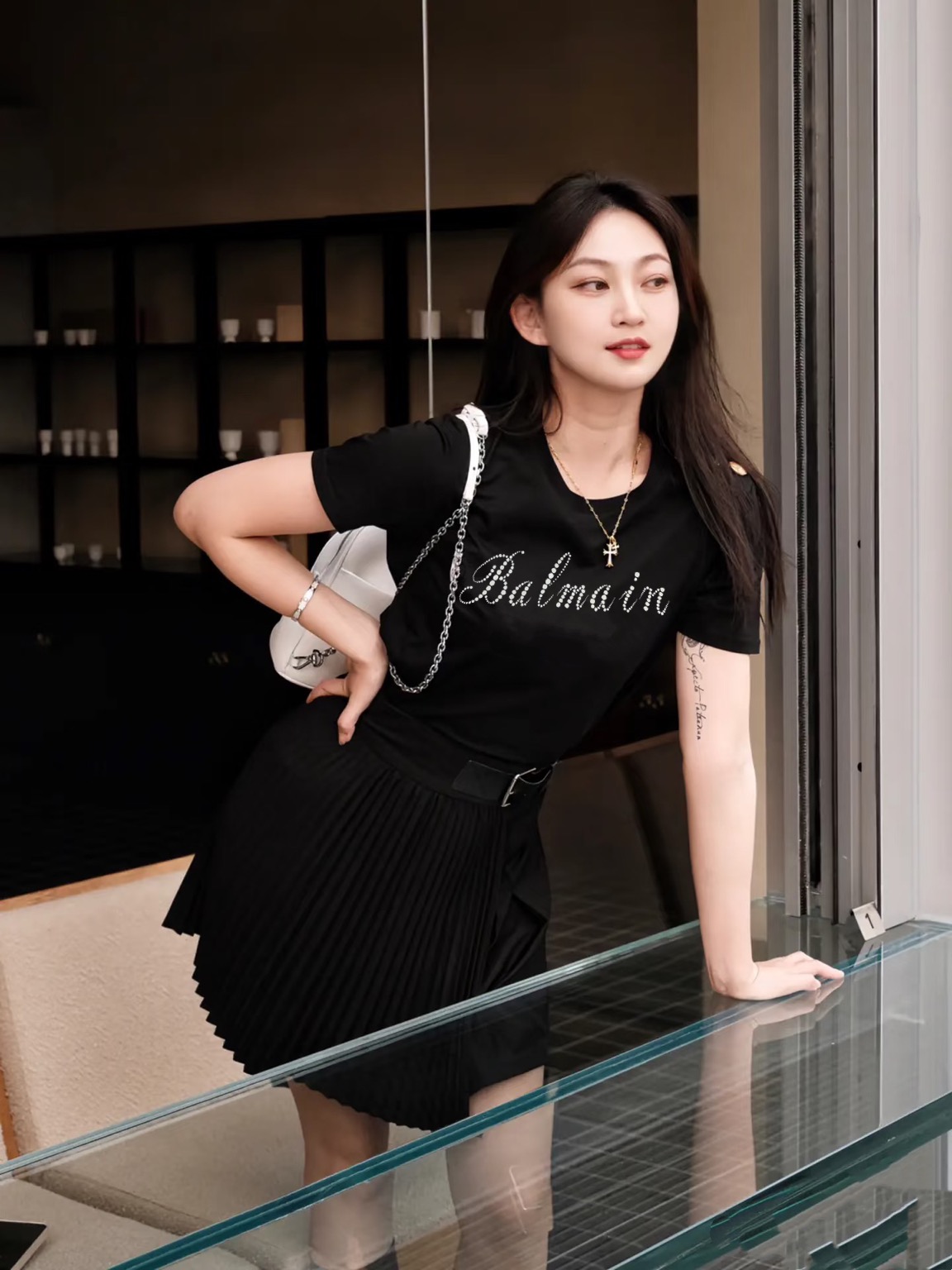 NO:715407,Balm Balmain!  Counter style!  Customized metal shoulder buckle, round neck mercerized cotton short-sleeved T-shirt with letter logo pattern on the chest!  All three standards are complete!  White black!  Size S/M/L, shipped from stock!  (M size bust 94, length 58),,balmain,balmain,T-shirt,tees,t-shirt,19860909Balm巴尔曼！专柜款！肩部定制金属肩扣胸前字母logo图案圆领丝光棉短袖T恤！三标齐全！白色黑色！码数S/M/L,现货发！(M码胸围94衣长58),,balmain,balmain,T-shirt,tees，t-shirt,,Women's clothing