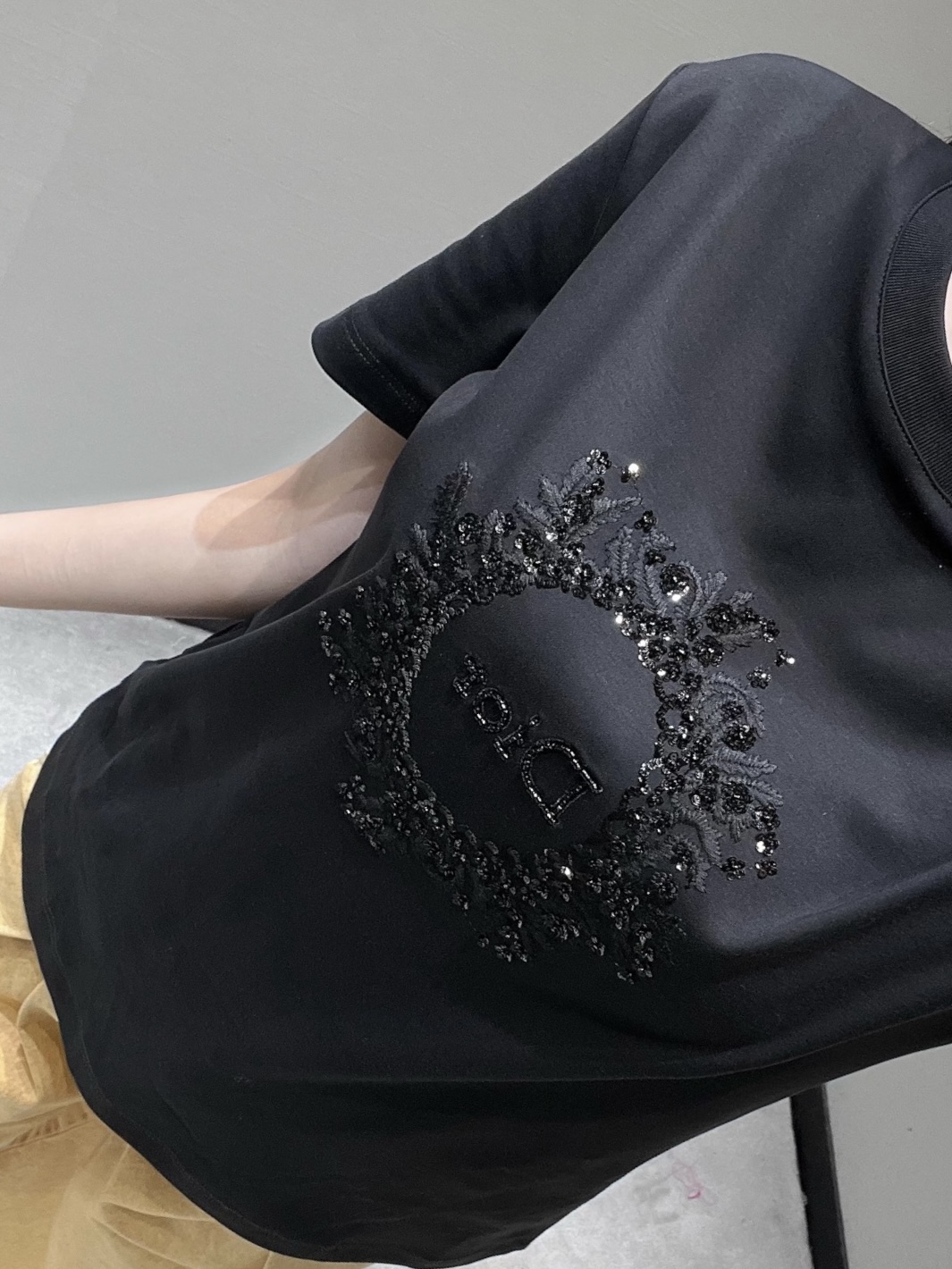 NO:715642,Dio*Dijia!  High version!  Round neck short-sleeved T-shirt with heavy embroidery on the chest, sequined flowers, beaded letters and logo pattern!  All three standards are complete!  White black!  Size S/M/L, shipped from stock!  (M size bust 94, length 60),, dior, dior, T-shirt, tees, t-shirt,19860909Dio*迪家！高版本！胸前重工刺绣亮片花朵钉珠字母logo图案圆领短袖T恤！三标齐全！白色黑色！码数S/M/L,现货发！(M码胸围94衣长60),,dior,dior,T-shirt,tees，t-shirt,,Women's clothing