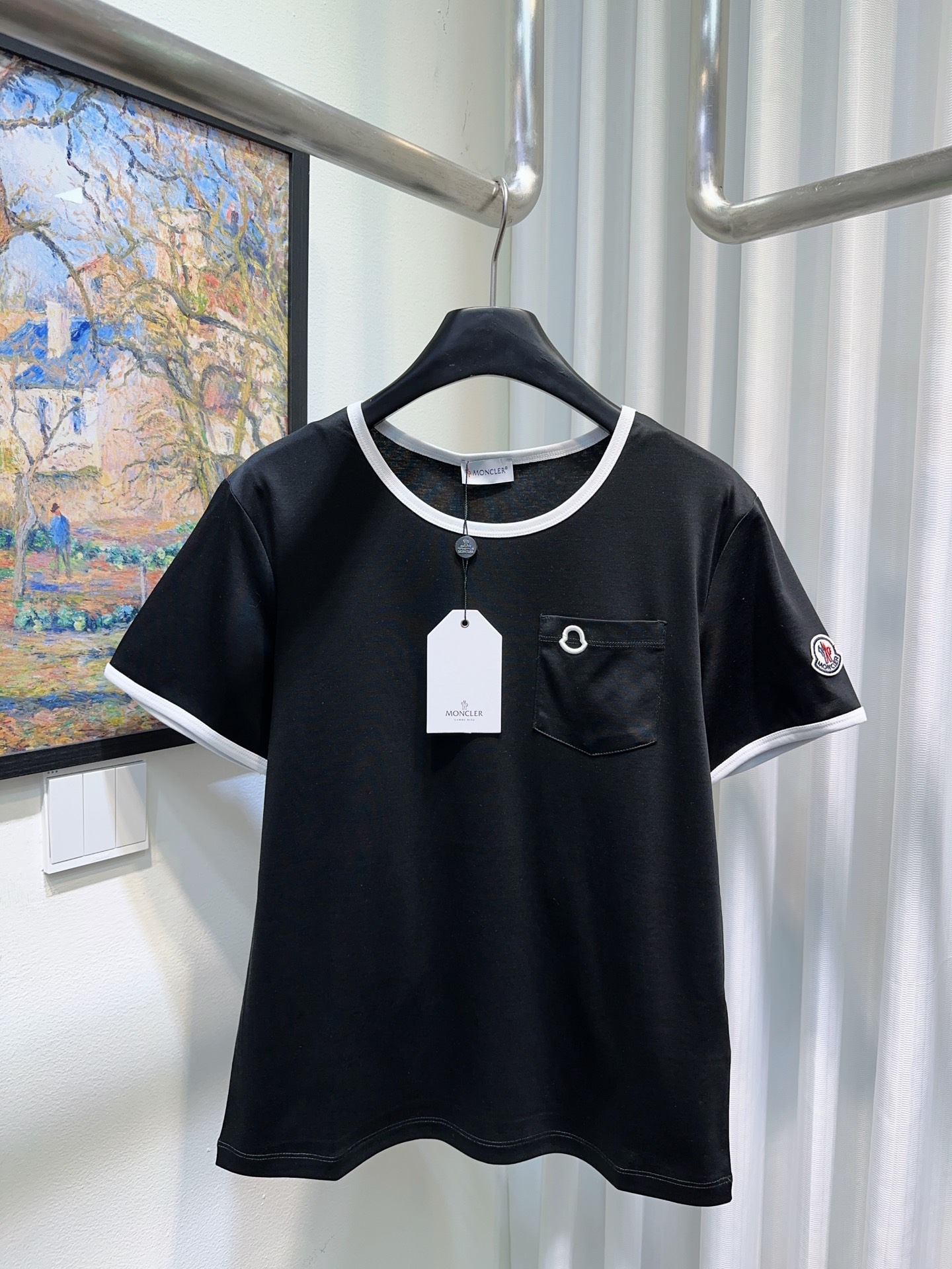 NO:715645,Moncler covers your mouth!  Counter style!  Contrast color round neck mercerized cotton short-sleeved T-shirt with embroidered logo on the chest pocket and cuff badge!  All three standards are complete!  White black!  Size S/M/L, shipped from stock!  (M size bust 96, length 59),,Moncler,T-shirt,tees,t-shirt,19860909Moncler蒙口！专柜款！胸口口袋刺绣logo图案袖口徽章撞色圆领丝光棉短袖T恤！三标齐全！白色黑色！码数S/M/L,现货发！(M码胸围96衣长59),,Moncler,T-shirt,tees，t-shirt,,Women's clothing