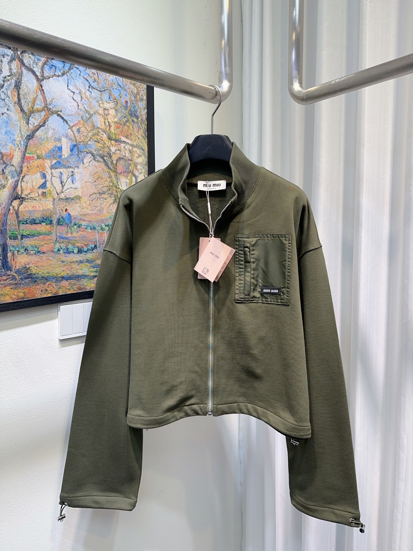 NO:729811,MiuMiaojia!  Counter style!  High version!  Mold customization letter logo zipper hardware chest pocket letter pattern loose long-sleeved jacket drawstring pants suit!  All three standards are complete!  Two colors!  Size S/M/L, shipped from stock!  (M size bust 118 length 52 waist 70 pants length 105),,miumiu,jackets & coats,19860909Miu缪家！专柜款！高版本！开模定制字母logo拉链五金胸前口袋字母图案宽松长袖外套抽绳裤裤套装！三标齐全！两色！码数S/M/L,现货发！(M码胸围118衣长52腰围70裤长105),,miumiu,jackets & coats,,Women's clothing