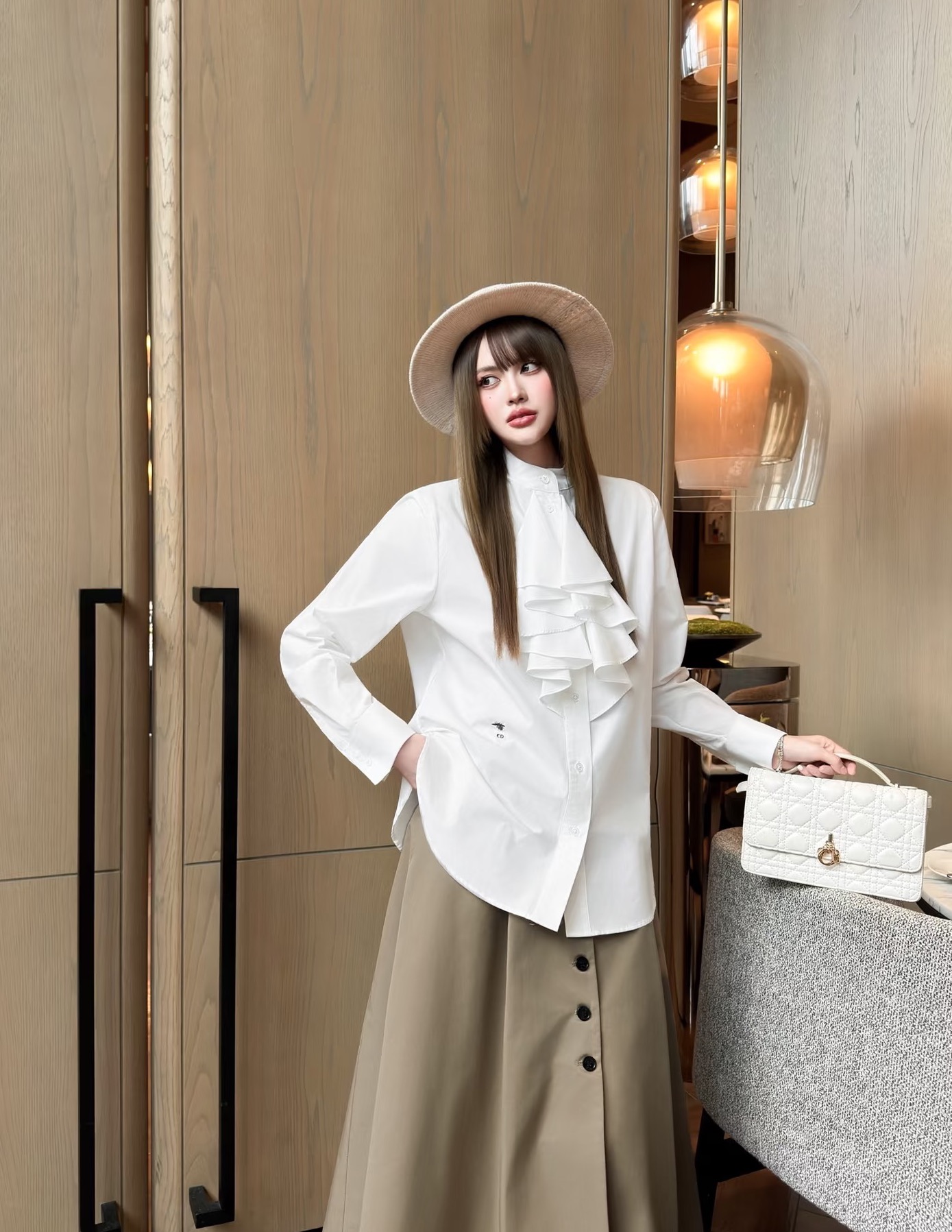 NO:738229,Dio*Dijia!  Counter style!  Long-sleeved white shirt with bee letter logo pattern embroidered on the waist and ruffled collar decoration!  Size S/M/L, shipped from stock!  (M size bust 108, length 67-72),,dior,dior,shirts,19860909Dio*迪家！专柜款！腰间刺绣蜜蜂字母logo图案领口荷叶边装饰长袖白衬衫！码数S/M/L,现货发！(M码胸围108衣长67-72),,dior,dior,shirts,,Women's clothing