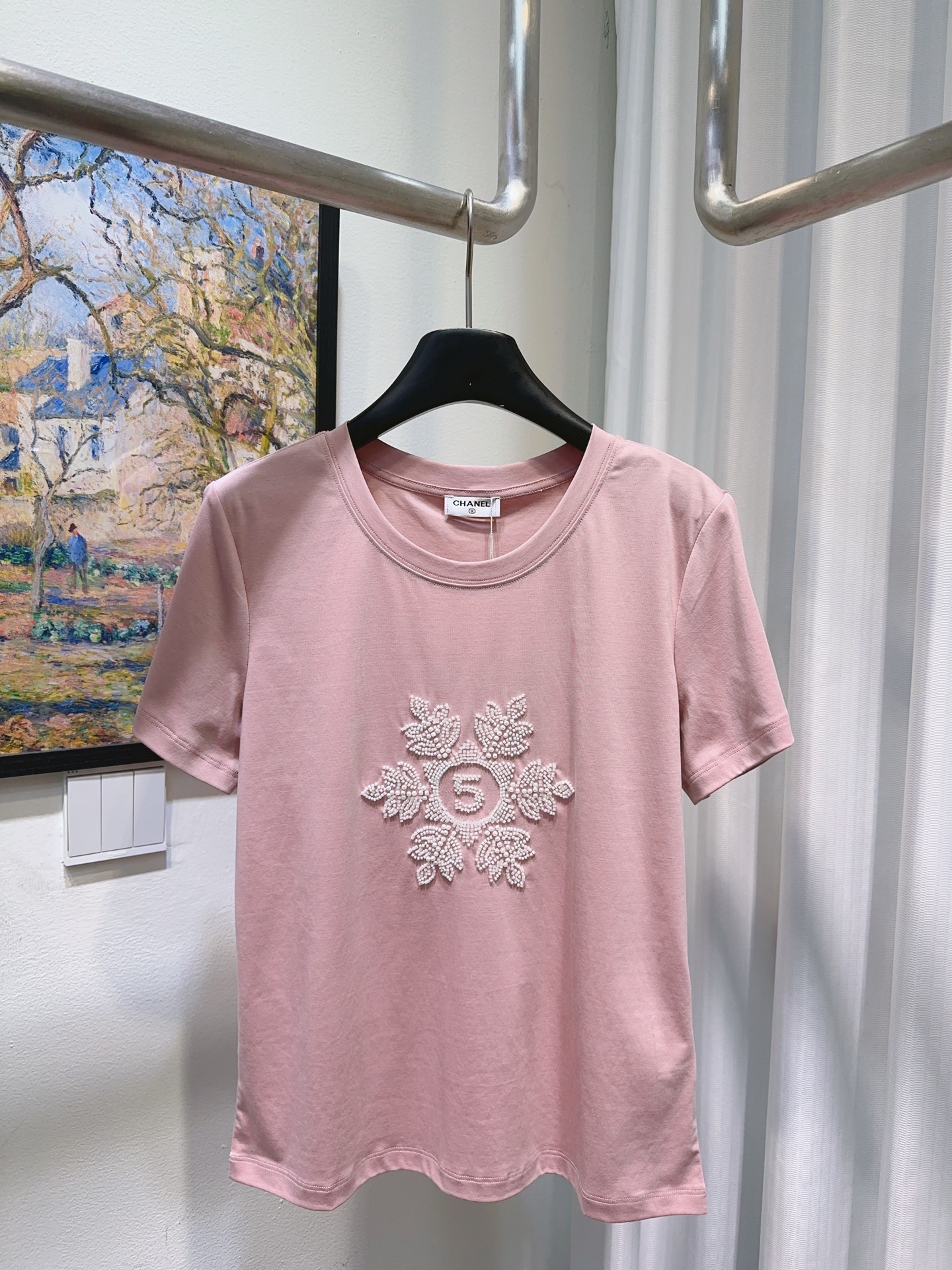 NO:739098,CC Xiaoxiang’s house!  So beautiful!  Heavy duty model!  Round neck mercerized cotton short-sleeved T-shirt with 5-letter snowflake pattern embroidered on the chest!  All three standards are complete!  Size S/M/L, shipped from stock!  (M size bust 92, length 58),,chanel,T-shirt,tees,t-shirt,19860909CC小香家！美爆了！重工款！胸前刺绣钉珠雪花5字母图案圆领丝光棉短袖T恤！三标齐全！码数S/M/L,现货发！(M码胸围92衣长58),,chanel,T-shirt,tees，t-shirt,,Women's clothing