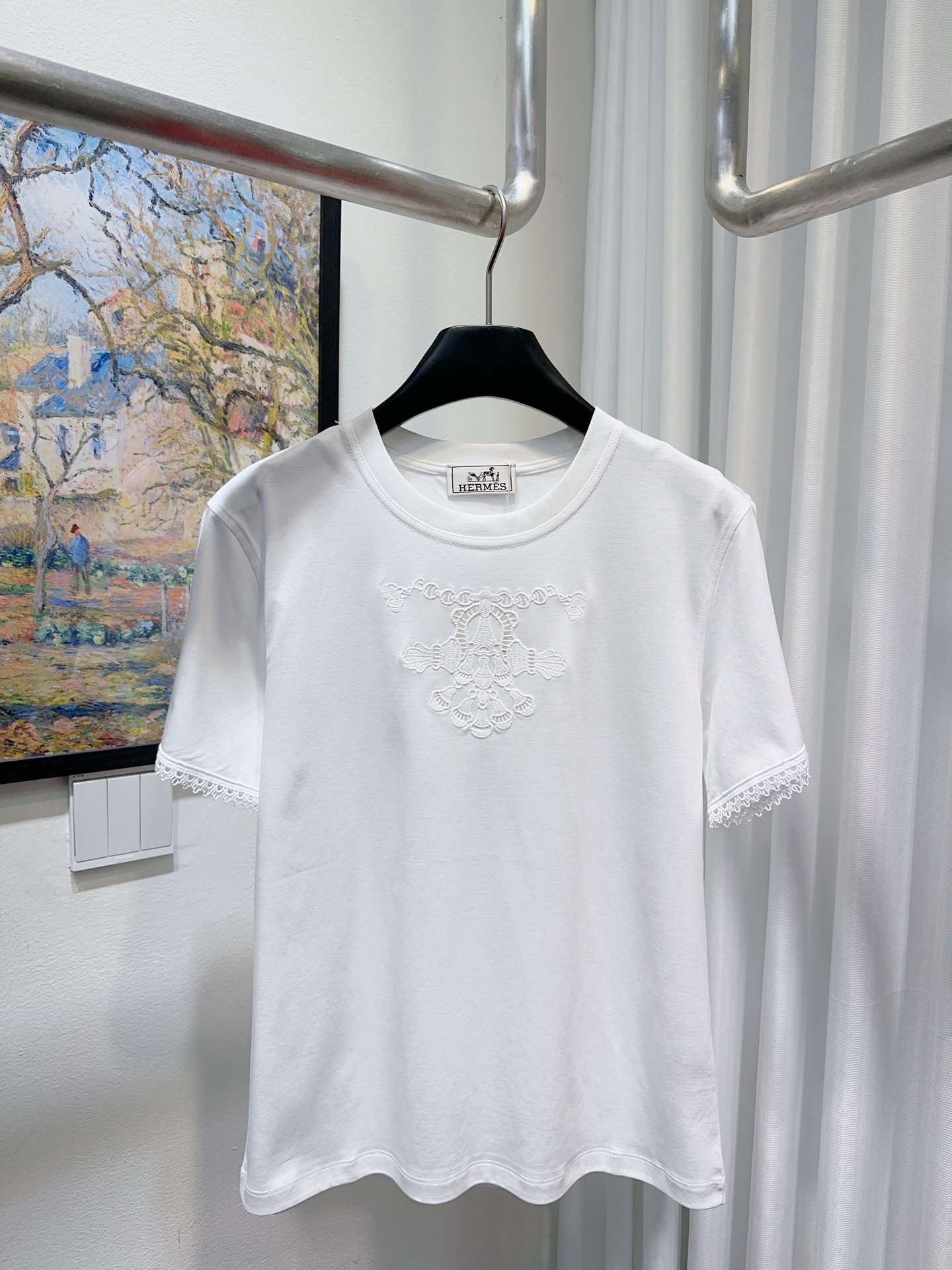 NO:740149,Hermes loves horses!  Counter style!  Heavy-duty hollow embroidery sleeves on the chest and water-soluble lace round neck short-sleeved mercerized cotton T-shirt!  All three standards are complete!  Three colors!  Code number 36/38/40/42, ready for shipment!  (size 38, bust 92, length 59),,hermes,hermes,T-shirt,tees,t-shirt,19860909Hermes爱马家！专柜款！胸前重工镂空刺绣袖口水溶花边圆领短袖丝光棉T恤！三标齐全！三色！码数36/38/40/42,现货发！(38码胸围92衣长59),,hermes,hermes,T-shirt,tees，t-shirt,,Women's clothing