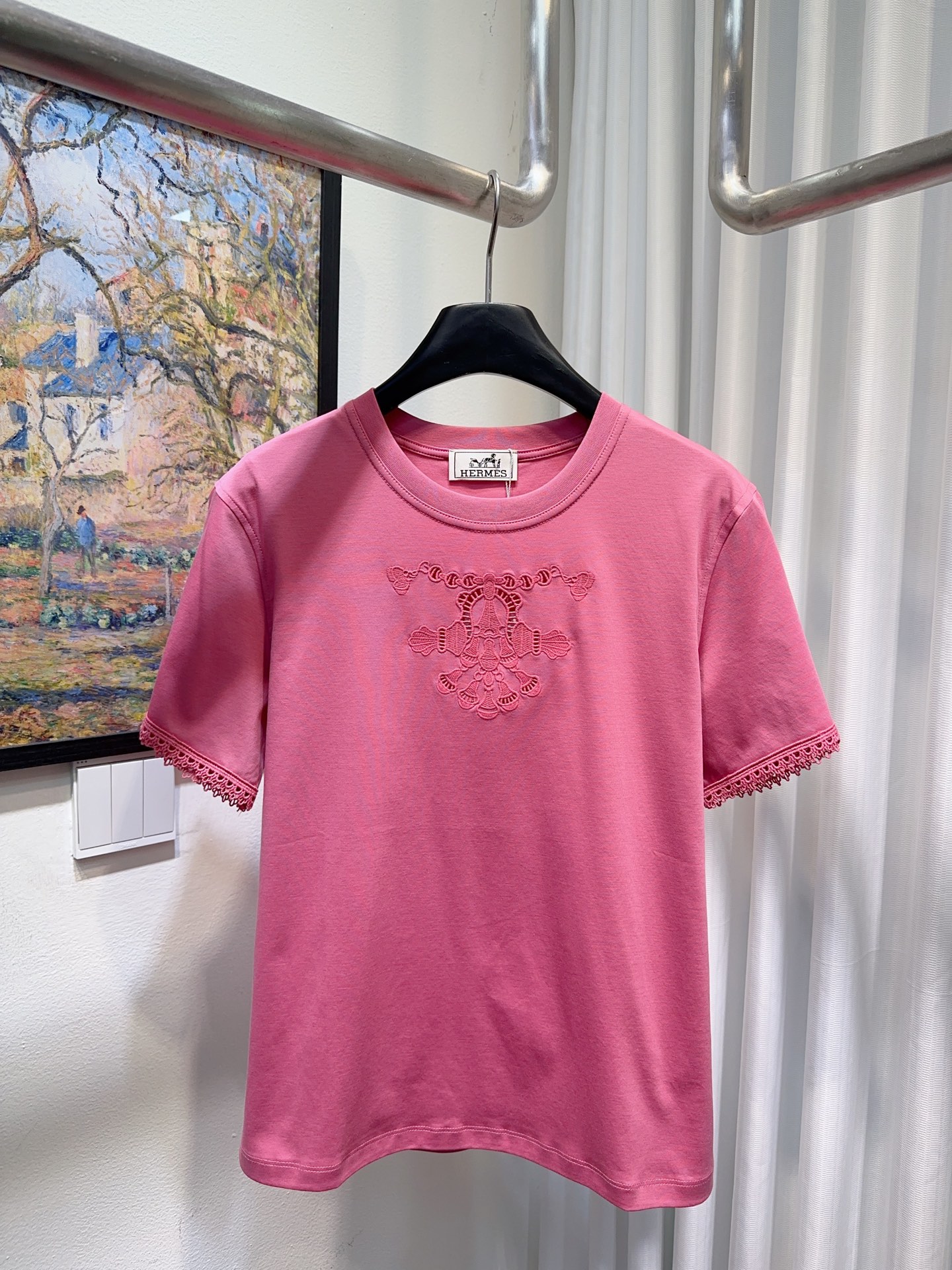 NO:740151,iHermes loves horses!  Counter style!  Heavy-duty hollow embroidery sleeves on the chest and water-soluble lace round neck short-sleeved mercerized cotton T-shirt!  All three standards are complete!  Three colors!  Code number 36/38/40/42, ready for shipment!  (size 38, bust 92, length 59),,hermes,hermes,T-shirt,tees,t-shirt,19860909iHermes爱马家！专柜款！胸前重工镂空刺绣袖口水溶花边圆领短袖丝光棉T恤！三标齐全！三色！码数36/38/40/42,现货发！(38码胸围92衣长59),,hermes,hermes,T-shirt,tees，t-shirt,,Women's clothing