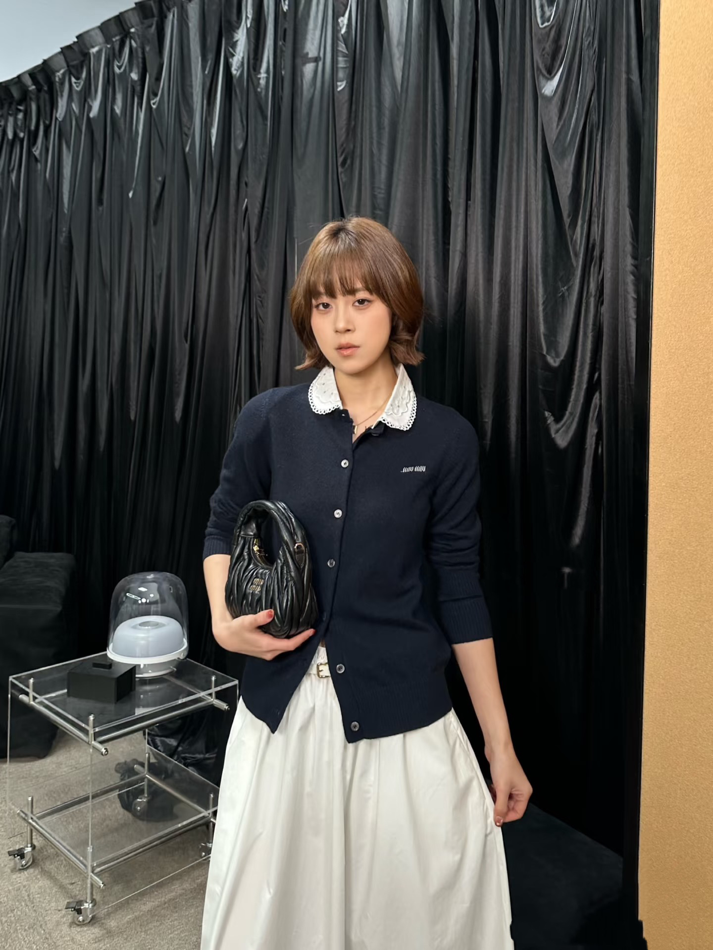 NO:740555,MiuMiaojia!  Counter style!  Water-soluble lace collar fake two-piece cardigan long-sleeved sweater with jacquard embroidery of letter logo pattern on the chest!  All three standards are complete!  (Collar is detachable) Size S/M/L, shipped from stock!  (S size bust 94, length 58),,miumiu,sweaters,19860909Miu缪家！专柜款！胸口字母logo图案提花刺绣水溶蕾丝花边领假两件开衫长袖毛衣！三标齐全！(领子可拆卸)码数S/M/L,现货发！(S码胸围94衣长58),,miumiu,sweaters,,Women's clothing