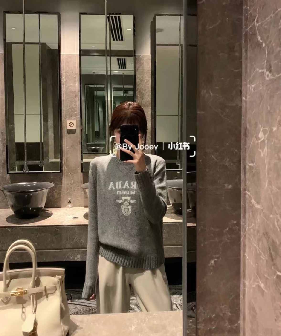 NO:747865,Pra Pujia!  Counter style!  Round neck long-sleeved gray sweater with jacquard letter logo pattern on the chest!  All three standards are complete!  Size S/M/L, shipped from stock!  (M size bust 94, length 60),,prada,prada,sweaters,19860909Pra普家！专柜款！胸前字母logo图案提花圆领长袖灰色毛衣！三标齐全！码数S/M/L,现货发！(M码胸围94衣长60),,prada,prada,sweaters,,Women's clothing