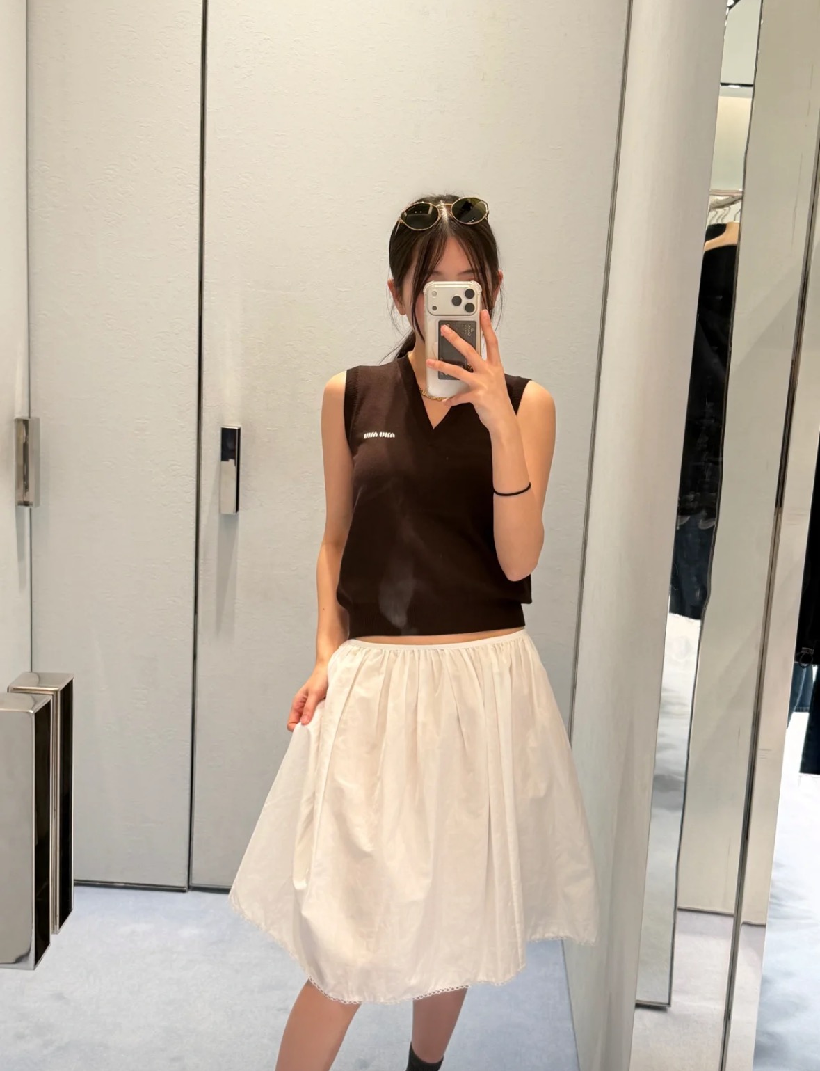 NO:747873,MiuMiaojia!  Counter style!  V-neck coffee-colored sleeveless vest with jacquard letter logo pattern on the chest!  All three standards are complete!  Size S/M/L, shipped from stock!  (M size bust 84, length 53),,miumiu,19860909Miu缪家！专柜款！胸口字母logo图案提花V领咖色无袖背心！三标齐全！码数S/M/L,现货发！(M码胸围84衣长53),,miumiu,,Women's clothing