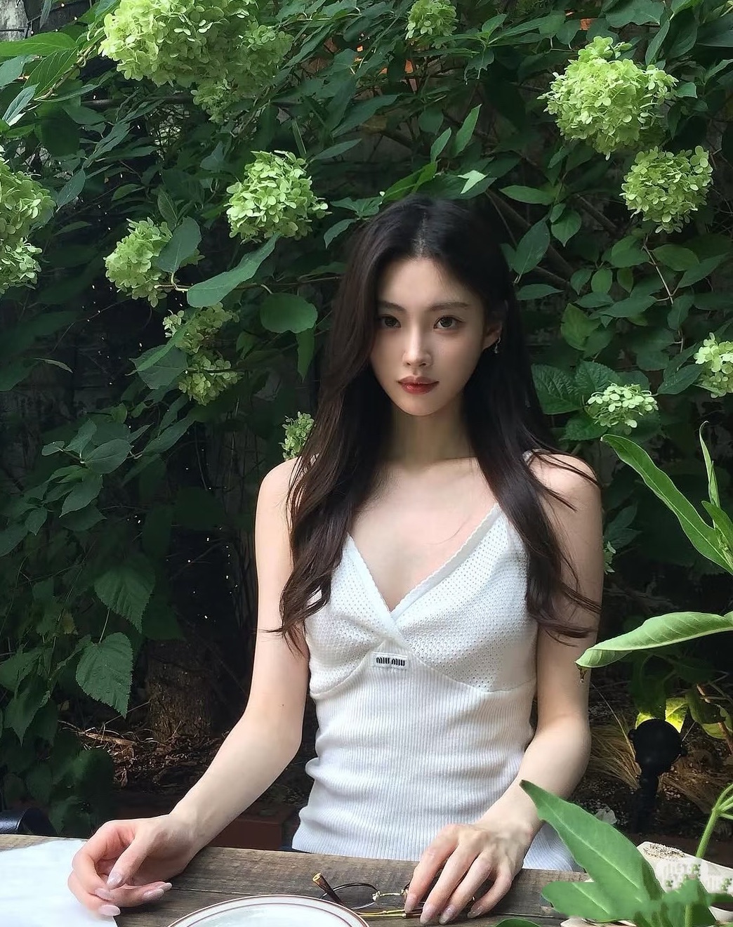 NO:747882,MiuMiaojia!  Counter style!  What a beautiful camisole!  Slim-fitting camisole decorated with letter logo pattern on the chest!  All three standards are complete!  White red!  Size S/M/L, shipped from stock!  (S size bust 64, length 58),,miumiu,19860909Miu缪家！专柜款！巨美的一款吊带背心！胸前字母logo图案装饰修身显瘦吊带背心！三标齐全！白色红色！码数S/M/L,现货发！(S码胸围64衣长58),,miumiu,,Women's clothing