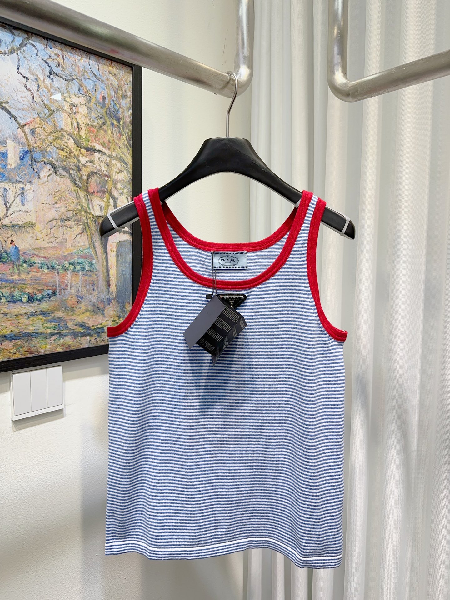 NO:747891,Pra Pujia!  Counter style!  Sleeveless vest with contrasting stripes and classic letter logo triangle pattern on the chest!  All three standards are complete!  Size S/M/L, shipped from stock!  (M size bust 82, length 57),, prada, prada,19860909Pra普家！专柜款！胸口经典字母logo三角标图案撞色条纹无袖背心！三标齐全！码数S/M/L,现货发！(M码胸围82衣长57),,prada,prada,,Women's clothing