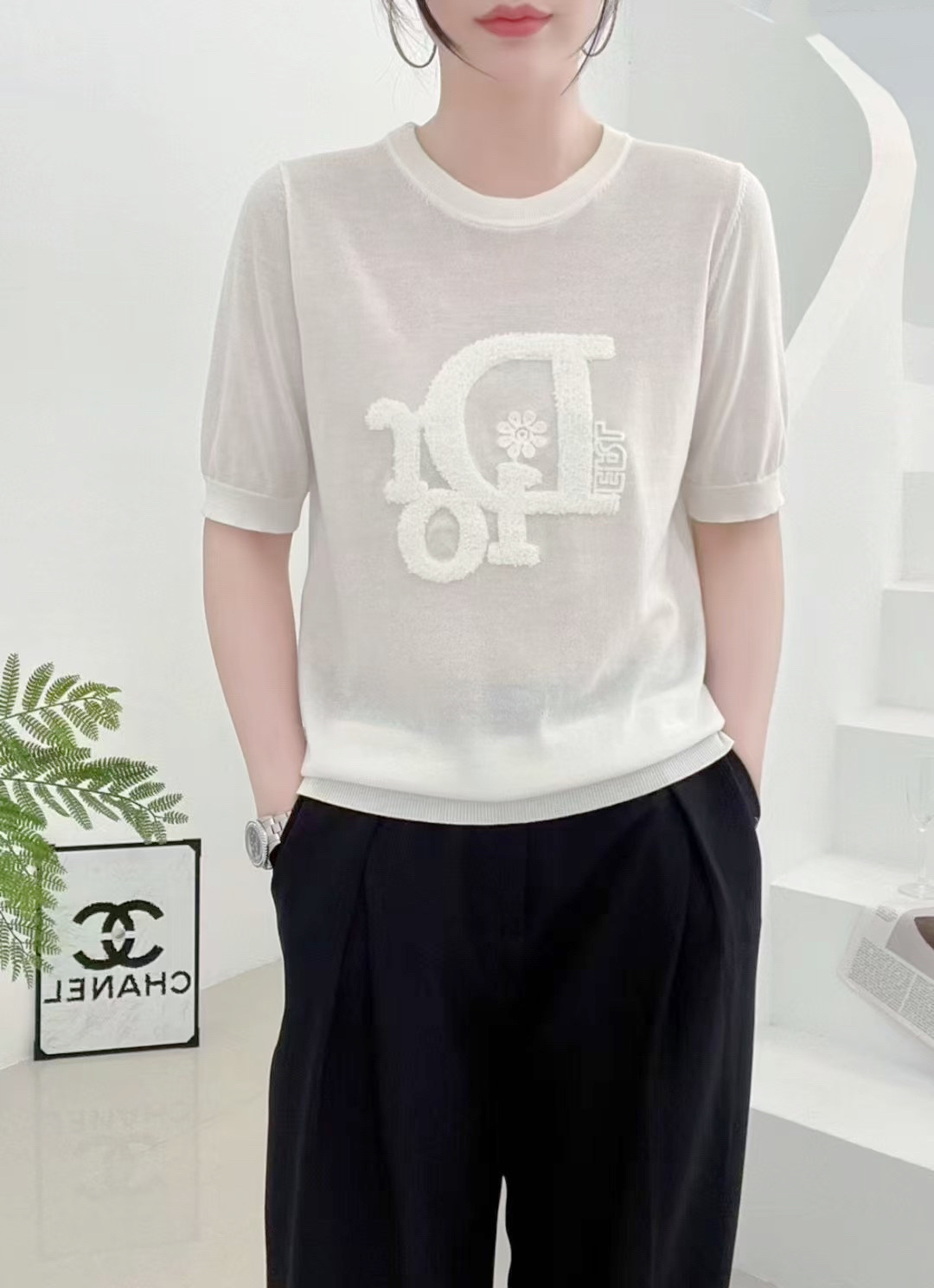 NO:749633,Dio*Dijia!  High version!  Thin short-sleeved knitted top with round neck and jacquard logo pattern on the chest!  Three colors!  Size S/M/L, shipped from stock!  (M size bust 90, length 58),,dior,dior,T-shirt,19860909Dio*迪家！高版本！胸前立体字母logo图案提花圆领薄款短袖针织上衣！三色！码数S/M/L,现货发！(M码胸围90衣长58),,dior,dior,T-shirt,,Women's clothing