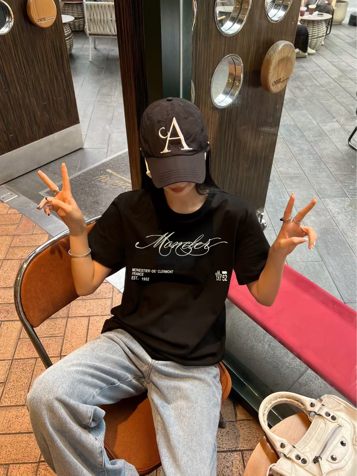 NO:751868,Moncler covers your mouth!  Counter style!  Round neck mercerized cotton short-sleeved T-shirt with embroidered letter logo pattern on the chest!  All three standards are complete!  The quality is amazing!  Ready to ship!  (M size bust 96, length 59),,Moncler,T-shirt,tees,t-shirt,19860909Moncler蒙口！专柜款！胸前刺绣字母logo图案圆领丝光棉短袖T恤！三标齐全！质量超赞！现货发！(M码胸围96衣长59),,Moncler,T-shirt,tees，t-shirt,,Women's clothing