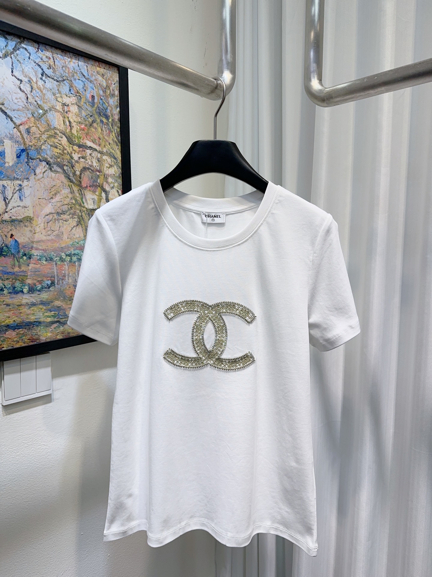NO:752416,CC Xiaoxiang’s house!  High version!  Heavy embroidery beading double C letter logo pattern round neck short-sleeved T-shirt!  All three standards are complete!  White black!  Size S/M/L, shipped from stock!  (M size bust 92, length 59),,chanel,T-shirt,tees,t-shirt,19860909CC小香家！高版本！重工刺绣钉珠双C字母logo图案圆领短袖T恤！三标齐全！白色黑色！码数S/M/L,现货发！(M码胸围92衣长59),,chanel,T-shirt,tees，t-shirt,,Women's clothing