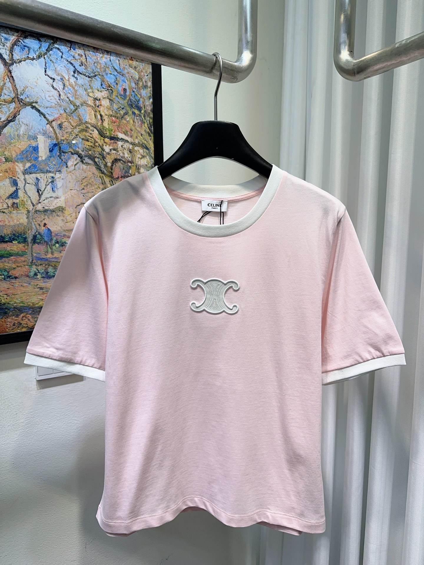 NO:753413,Celin’s house!  Counter style!  Contrast color round neck short-sleeved T-shirt with Arc de Triomphe logo embroidered on the chest!  All three standards are complete!  Two colors!  Size S/M/L, shipped from stock!  (M size bust 92, length 54),,celine,T-shirt,tees,t-shirt,19860909Celin家！专柜款！胸前凯旋门logo图案刺绣撞色圆领短袖T恤！三标齐全！两色！码数S/M/L,现货发！(M码胸围92衣长54),,celine,T-shirt,tees，t-shirt,,Women's clothing