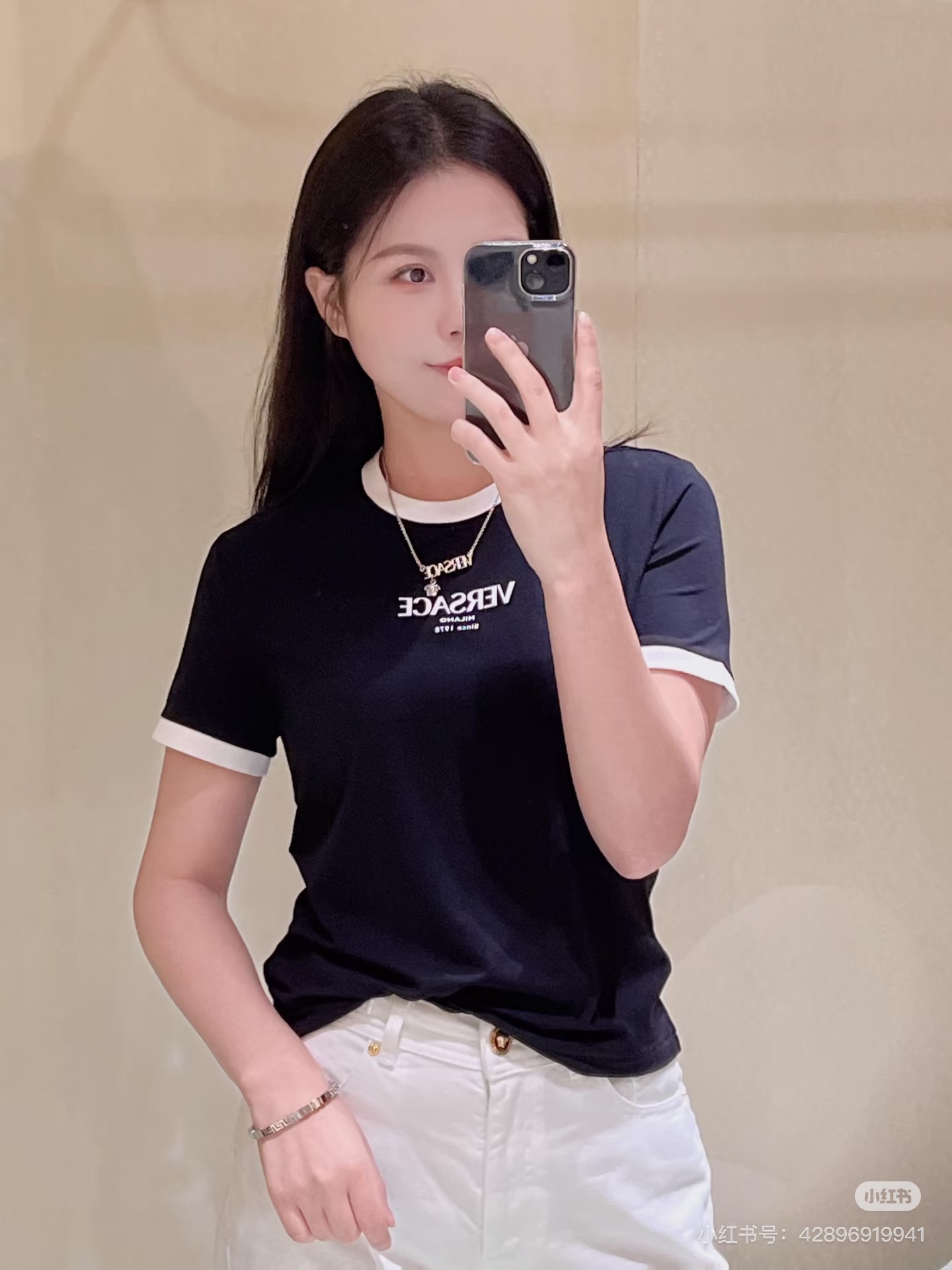 NO:753416,Versace home!  Counter style!  Contrast color round neck navy blue short-sleeved T-shirt with letter logo pattern printed on the chest!  Great quality!  All three standards are complete!  Size S/M/L, shipped from stock!  (S size bust 90, length 55),,versace,T-shirt,tees,t-shirt,19860909Versace家！专柜款！胸前字母logo图案印花撞色圆领藏青色短袖短款T恤！质量赞！三标齐全！码数S/M/L,现货发！(S码胸围90衣长55),,versace,T-shirt,tees，t-shirt,,Women's clothing