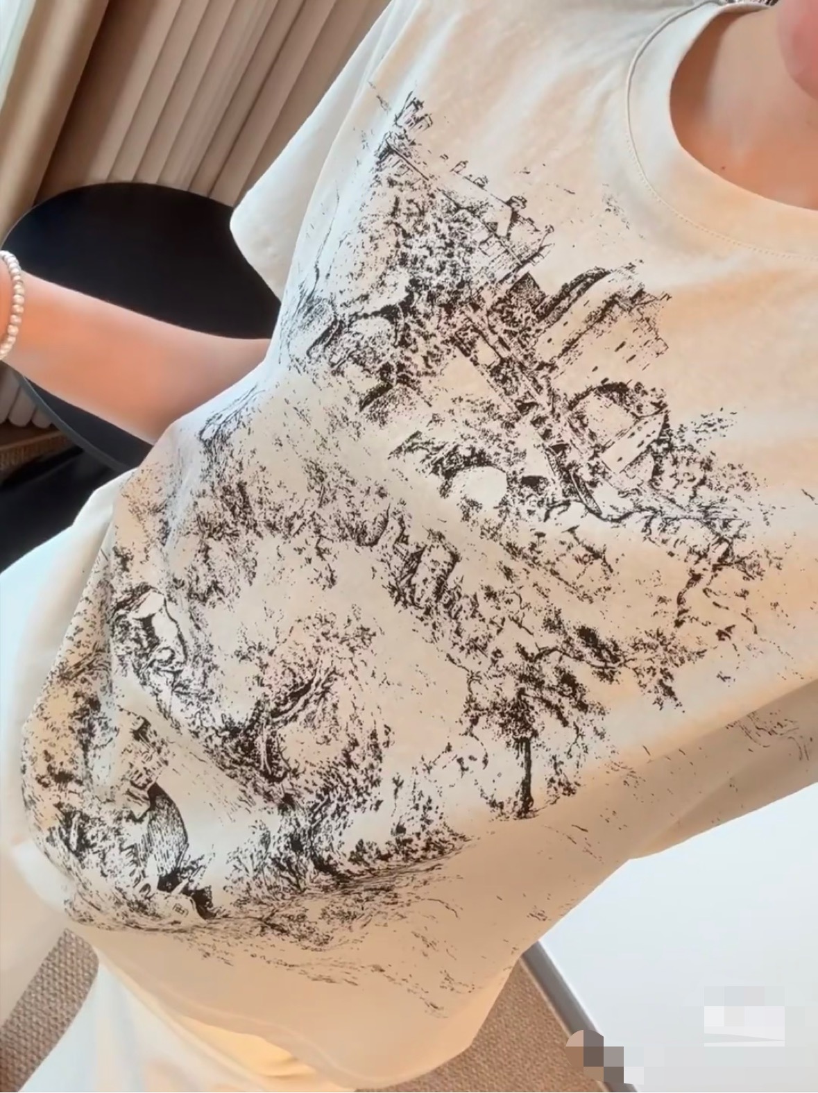 NO:757917,Dio*Dijia!  Counter style!  High version!  Animal ink pattern print on the chest, letter logo on the waist, bee round neck short-sleeved T-shirt on the back!  All three standards are complete!  Size S/M/L, shipped from stock!  (M size bust 94, length 60),, dior, dior, T-shirt, tees, t-shirt,19860909Dio*迪家！专柜款！高版本！胸前动物水墨图案印花腰间字母logo后背蜜蜂圆领短袖T恤！三标齐全！码数S/M/L,现货发！(M码胸围94衣长60),,dior,dior,T-shirt,tees，t-shirt,,Women's clothing