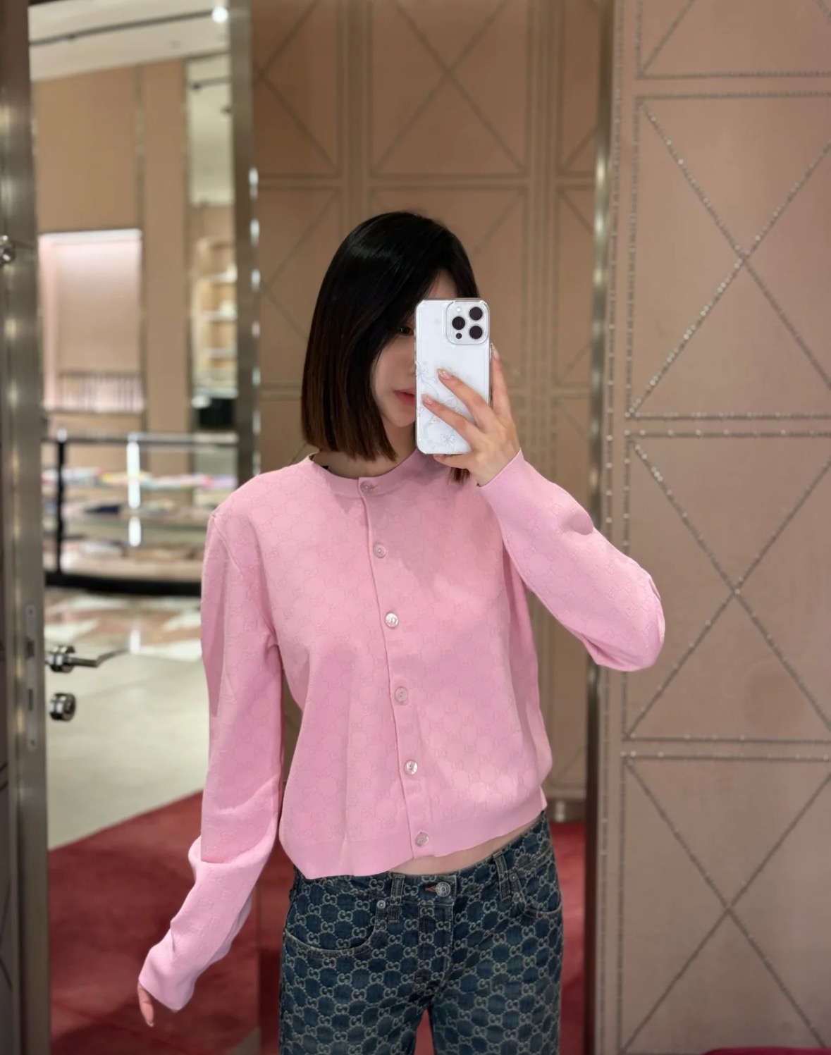 NO:759392,GG home counter model!  High version!  Customized letter logo shell buttons all over double G letter pattern jacquard round neck pink cardigan!  All three standards are complete!  Size S/M/L, shipped from stock!  (S size bust 84, length 53),,gucci,19860909GG家专柜款！高版本！定制字母logo贝壳钮扣全身双G字母图案提花圆领粉色开衫！三标齐全！码数S/M/L,现货发！(S码胸围84衣长53),,gucci,,Women's clothing