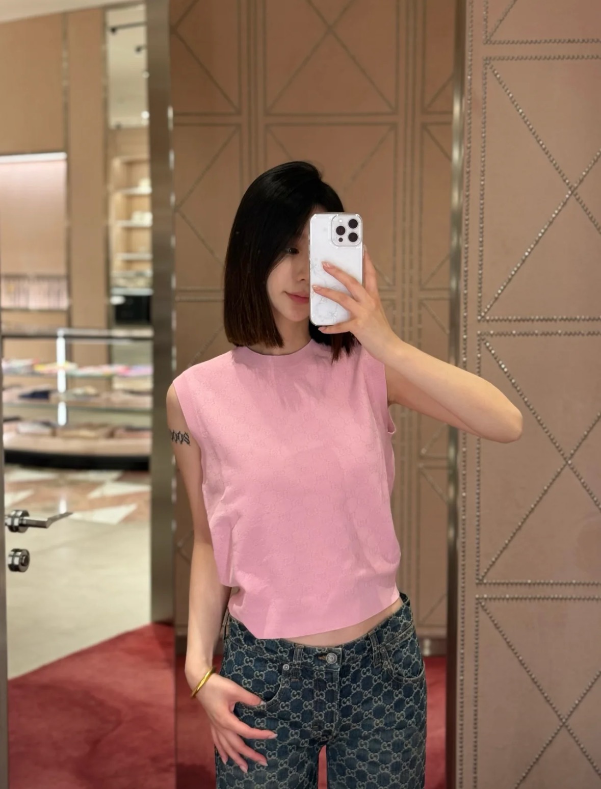 NO:759399,GG’s house!  Counter style!  High version!  Full body double G letter logo pattern jacquard round neck sleeveless pink vest!  All three standards are complete!  Size S/M/L, shipped from stock!  (S size bust 80, length 50),,gucci,19860909GG家！专柜款！高版本！全身双G字母logo图案提花圆领无袖粉色背心！三标齐全！码数S/M/L,现货发！(S码胸围80衣长50),,gucci,,Women's clothing