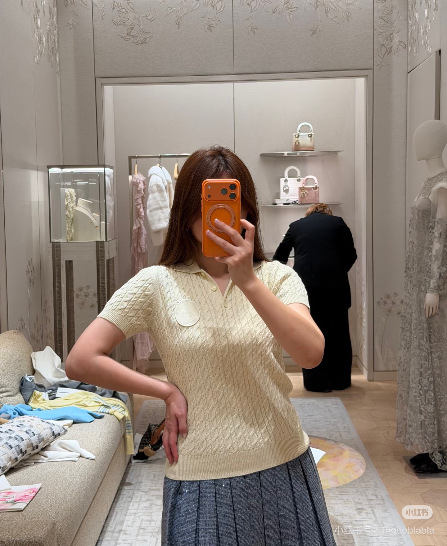 NO:759410,Dio*Dijia!  Counter style!  Short sleeve top with bow letter logo pattern embroidered on the chest, lapel cable tie!  All three standards are complete!  Code number 36/38/40, ready for delivery!  (size 38, bust 84, length 52),,dior,dior,T-shirt,19860909Dio*迪家！专柜款！胸口刺绣蝴蝶结字母logo图案翻领绞花短款短袖上衣！三标齐全！码数36/38/40,现货发！(38码胸围84衣长52),,dior,dior,T-shirt,,Women's clothing