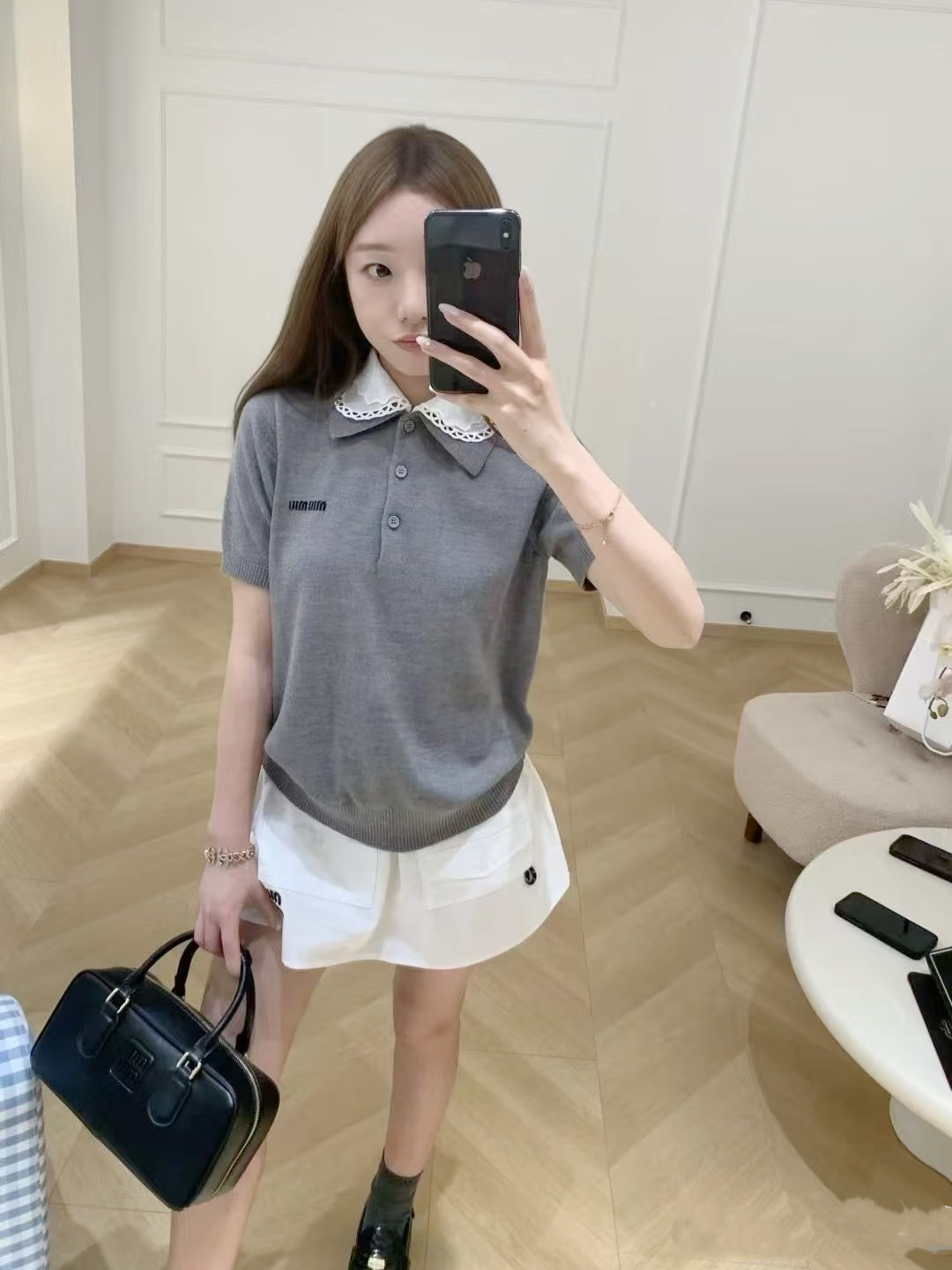 NO:799308,MiuMiaojia!  Counter style!  Water-soluble lace lapel gray short-sleeved sweater with jacquard embroidery letter logo pattern on the chest!  All three standards are complete!  (Collar is detachable) Size S/M/L, shipped from stock!  (M size bust 86, length 59),,miumiu,sweaters,T-shirt,19860909Miu缪家！专柜款！胸口字母logo图案提花刺绣水溶蕾丝花边翻领灰色短袖毛衣！三标齐全！(领子可拆卸)码数S/M/L,现货发！(M码胸围86衣长59),,miumiu,sweaters,T-shirt,,Women's clothing