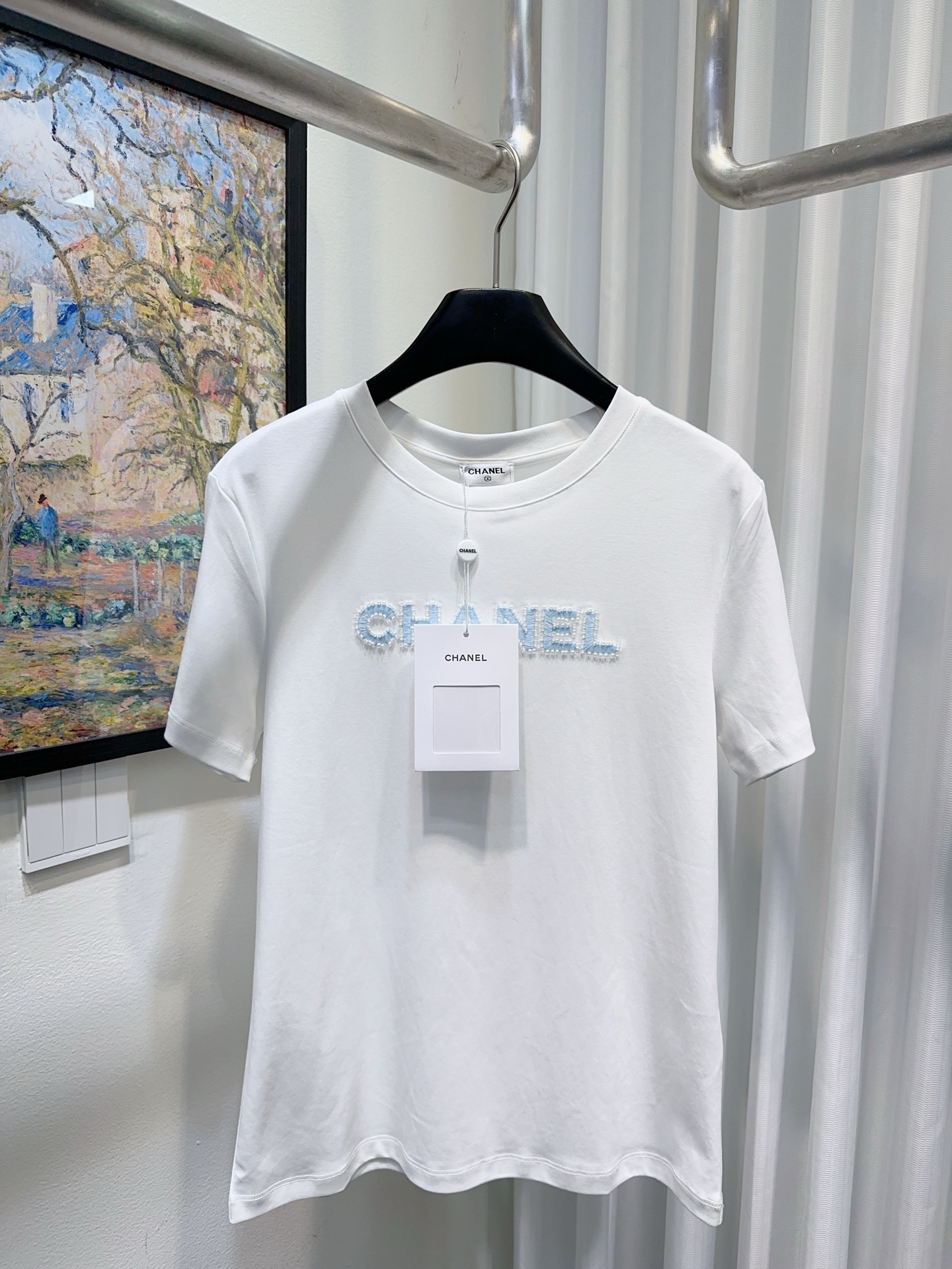 NO:799753,CC Xiaoxiang’s house!  Great quality!  Round neck short-sleeved T-shirt with logo pattern and beaded letters embroidered on the chest!  All three standards are complete!  White black!  Size S/M/L, shipped from stock!  (M size bust 92, length 61),,chanel,T-shirt,tees,t-shirt,19860909CC小香家！质量赞！胸前刺绣钉珠字母logo图案圆领短袖T恤！三标齐全！白色黑色！码数S/M/L,现货发！(M码胸围92衣长61),,chanel,T-shirt,tees，t-shirt,,Women's clothing