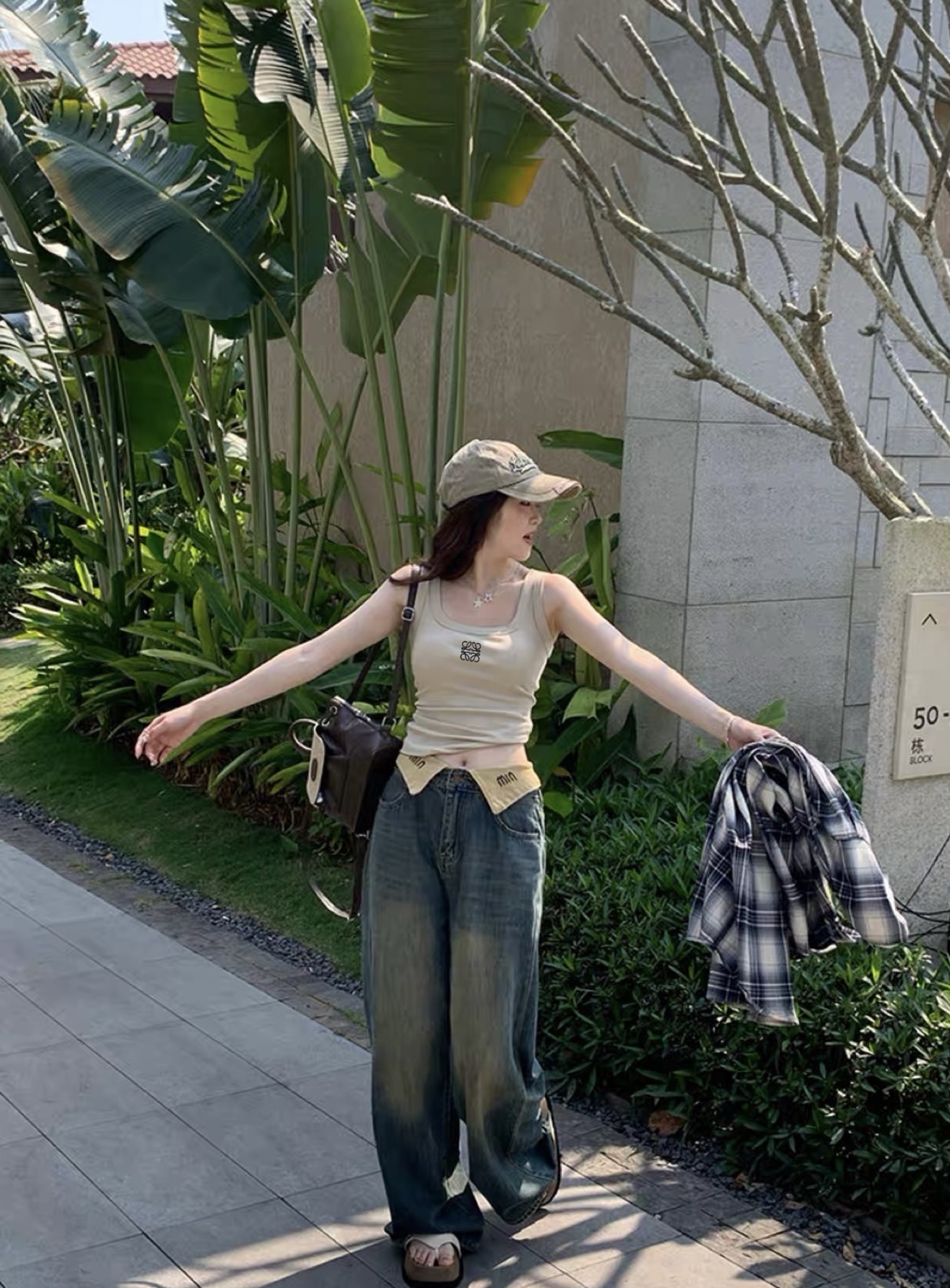 NO:803060,Loew's house!  Counter style!  Customized fabric sleeveless crew neck vest with logo embroidered on the chest!  All three standards are complete!  The quality is amazing!  !  Size S/M/L, shipped from stock!  (M size bust 72, length 52),,loewe,19860909Loew家！专柜款！定制面料胸口刺绣logo徽标无袖圆领背心！三标齐全！质量好到爆！！码数S/M/L,现货发！(M码胸围72衣长52),,loewe,,Women's clothing