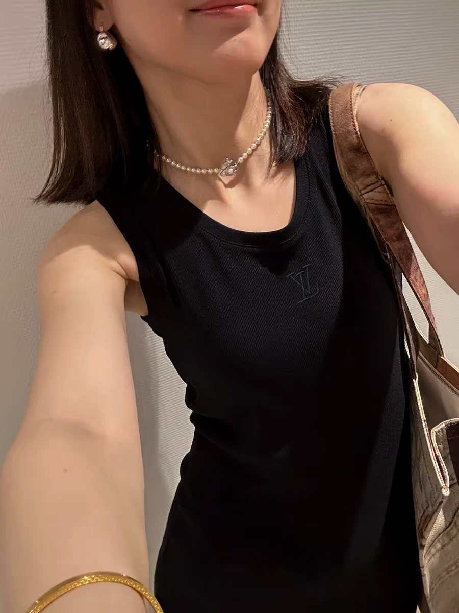 NO:803059,Donkey’s house!  High version!  Round neck sleeveless vest with letter logo pattern embroidered on the chest!  All three standards are complete!  Great quality!  Black and white!  Size S/M/L, shipped from stock!  (M size bust 76, length 57),,louis vuitton,louis vuitton,louis vuitton,19860909Lv驴家！高版本！胸口刺绣字母logo图案圆领无袖背心！三标齐全！质量赞！黑色白色！码数S/M/L,现货发！(M码胸围76衣长57),,louis vuitton,louis vuitton,louis vuitton,,Women's clothing