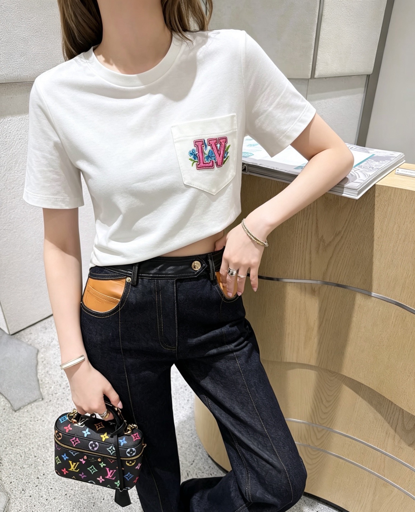 NO:830522,Donkey’s house!  High version!  Round neck short-sleeved T-shirt with embroidered letters and logo on the chest pocket!  So beautiful!  All three standards are complete!  White black!  Size S/M/L, shipped from stock!  (M size bust 96, length 62),,louis vuitton,louis vuitton,louis vuitton,T-shirt,tees,t-shirt,19860909Lv驴家！高版本！胸口口袋刺绣字母logo图案圆领短袖T恤！美爆了！三标齐全！白色黑色！码数S/M/L,现货发！(M码胸围96衣长62),,louis vuitton,louis vuitton,louis vuitton,T-shirt,tees，t-shirt,,Women's clothing
