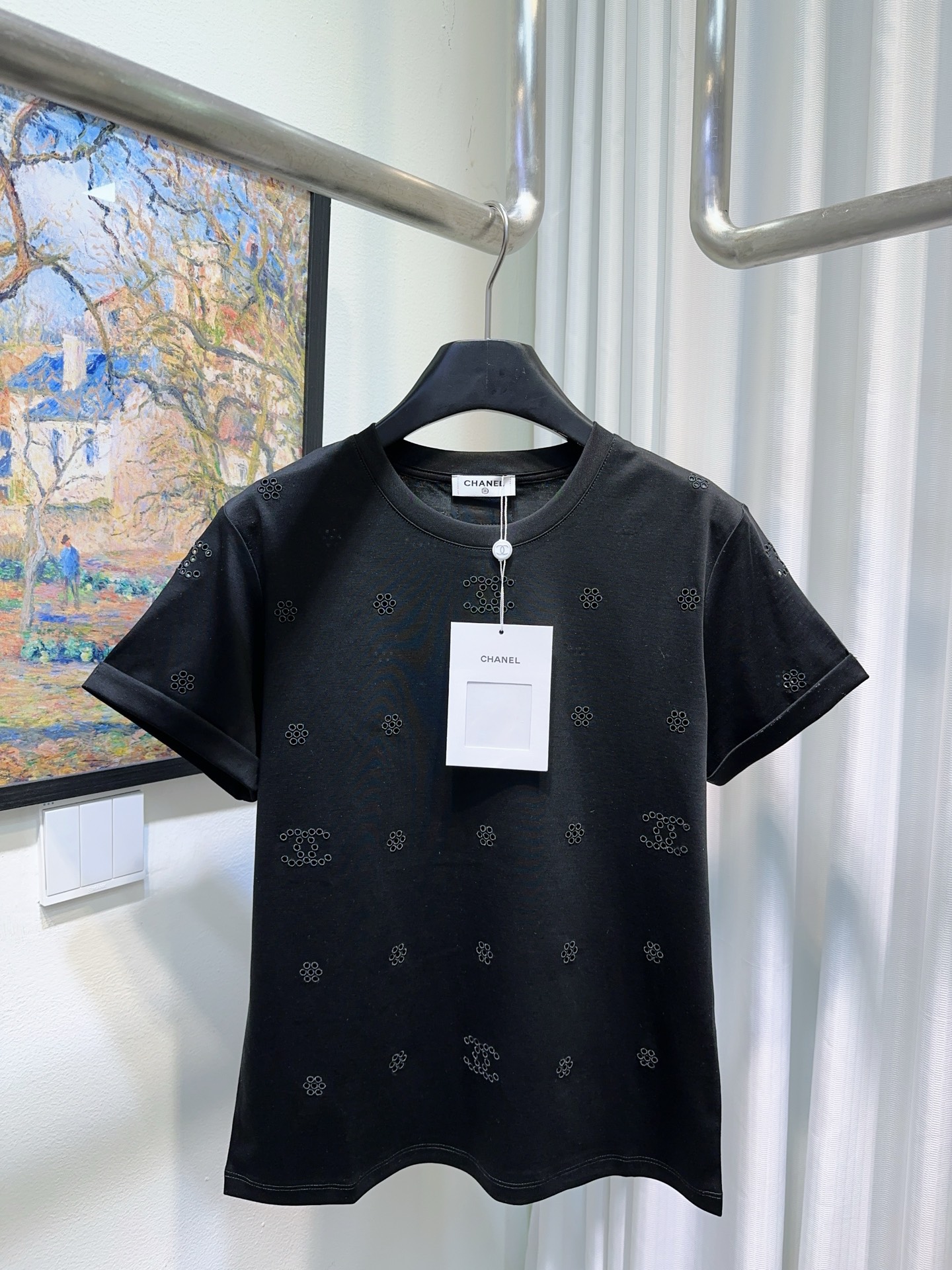 NO:888717,CC Xiaoxiang’s house!  Counter style!  Heavy industry embroidered double C letter logo pattern, hollow embroidery process, round neck mercerized cotton short-sleeved T-shirt!  All three standards are complete!  White black!  Size S/M/L/XL, shipped from stock!  (M size bust 92, length 59),,chanel,T-shirt,tees,t-shirt,19860909CC小香家！专柜款！重工刺绣双C字母logo图案镂空刺绣工艺圆领丝光棉短袖T恤！三标齐全！白色黑色！码数S/M/L/XL,现货发！(M码胸围92衣长59),,chanel,T-shirt,tees，t-shirt,,Women's clothing