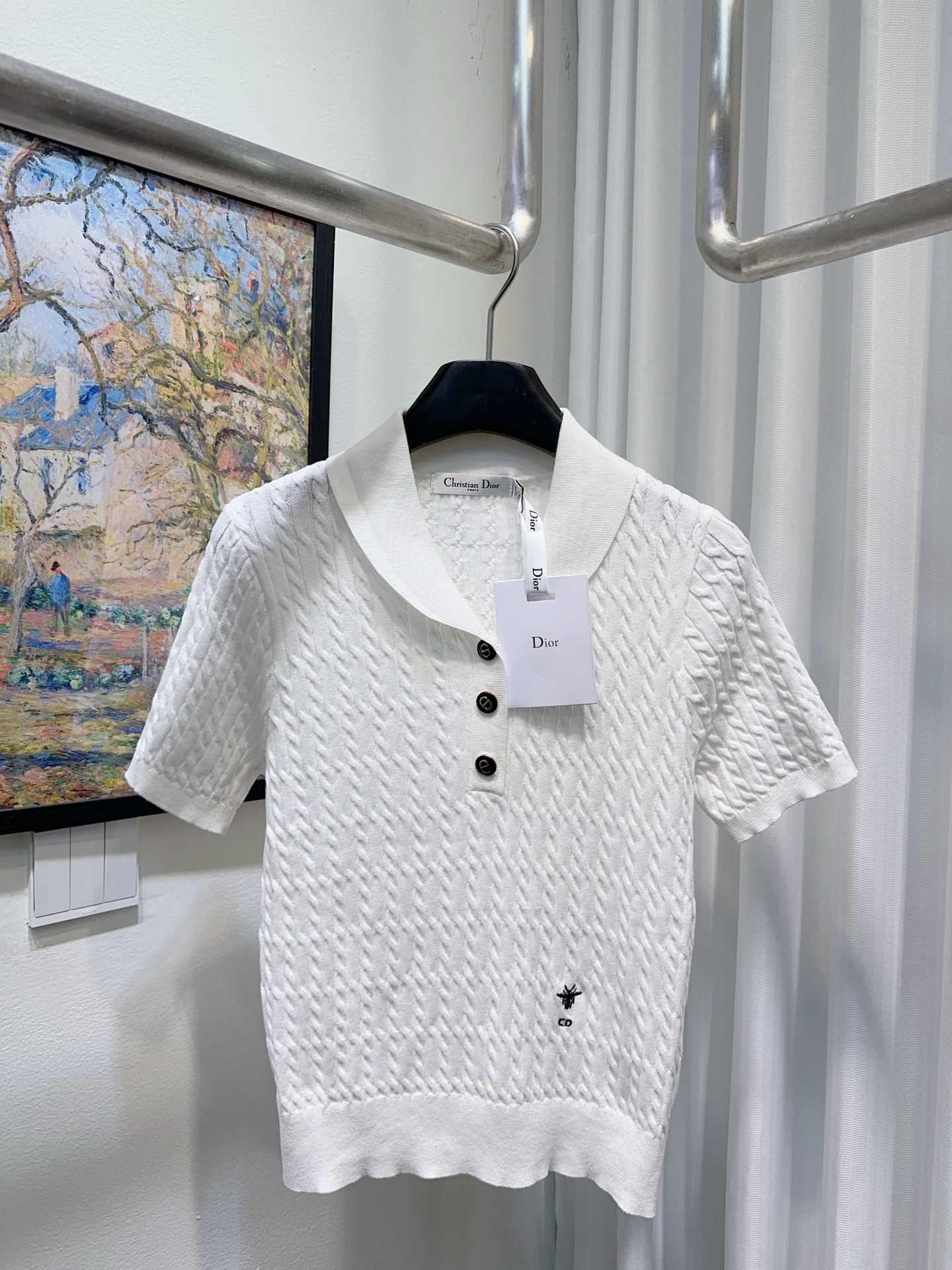 NO:835740,Dio*Dijia?  High version!  Customized letter logo button waist embroidered bee pattern lapel short-sleeved knitted top!  All three standards are complete!  White blue!  Code number 36/38/40, ready for delivery!  (size 38, bust 78, length 52),, dior, dior, T-shirt,19860909Dio*迪家？高版本！定制字母logo纽扣腰间刺绣蜜蜂图案翻领短袖针织上衣！三标齐全！白色蓝色！码数36/38/40,现货发！(38码胸围78衣长52),,dior,dior,T-shirt,,Women's clothing
