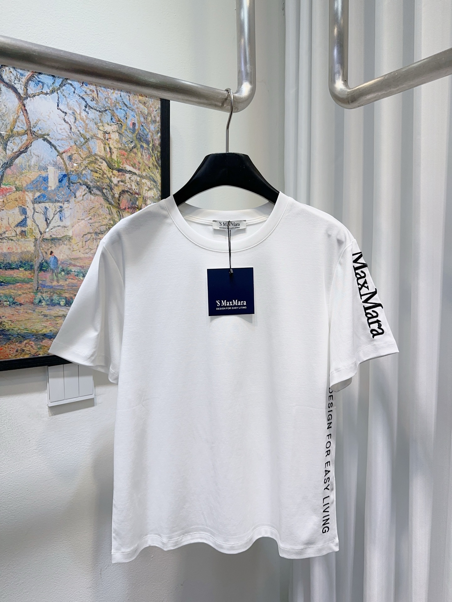 NO:836472,Maxmara's house!  Counter style!  Round neck mercerized cotton short-sleeved T-shirt with heavily embroidered letter logo pattern on the side of the cuff!  All three standards are complete!  White black!  Size S/M/L, shipped from stock!  (M size bust 94, length 58),, T-shirt, tees, t-shirt,19860909Maxmara家！专柜款！袖口侧边重工刺绣字母logo图案圆领丝光棉短袖T恤！三标齐全！白色黑色！码数S/M/L,现货发！(M码胸围94衣长58),,T-shirt,tees，t-shirt,,Women's clothing