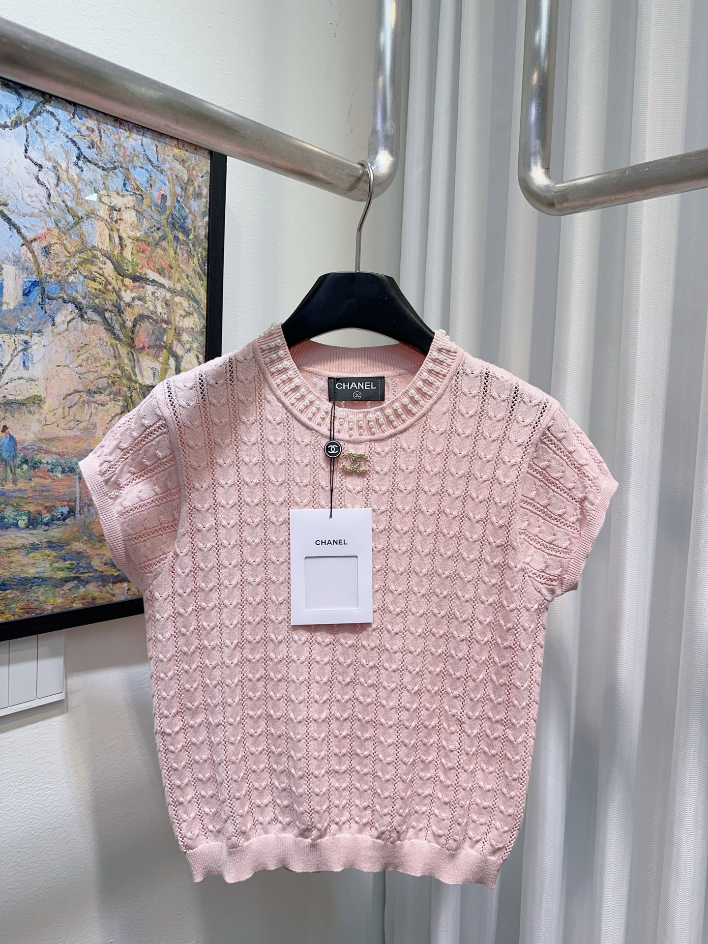 NO:837809,CC Xiaoxiang’s house!  So beautiful!  Beaded neckline and double C metal letter logo pattern hollow jacquard round neck short-sleeved top on the chest!  All three standards are complete!  White pink!  Code number 36/38/40, ready for delivery!  (size 38, bust 78, length 49),,chanel,T-shirt,19860909CC小香家！美爆了！领口钉珠胸口双C金属字母logo图案镂空提花圆领短袖上衣！三标齐全！白色粉色！码数36/38/40,现货发！(38码胸围78衣长49),,chanel,T-shirt,,Women's clothing