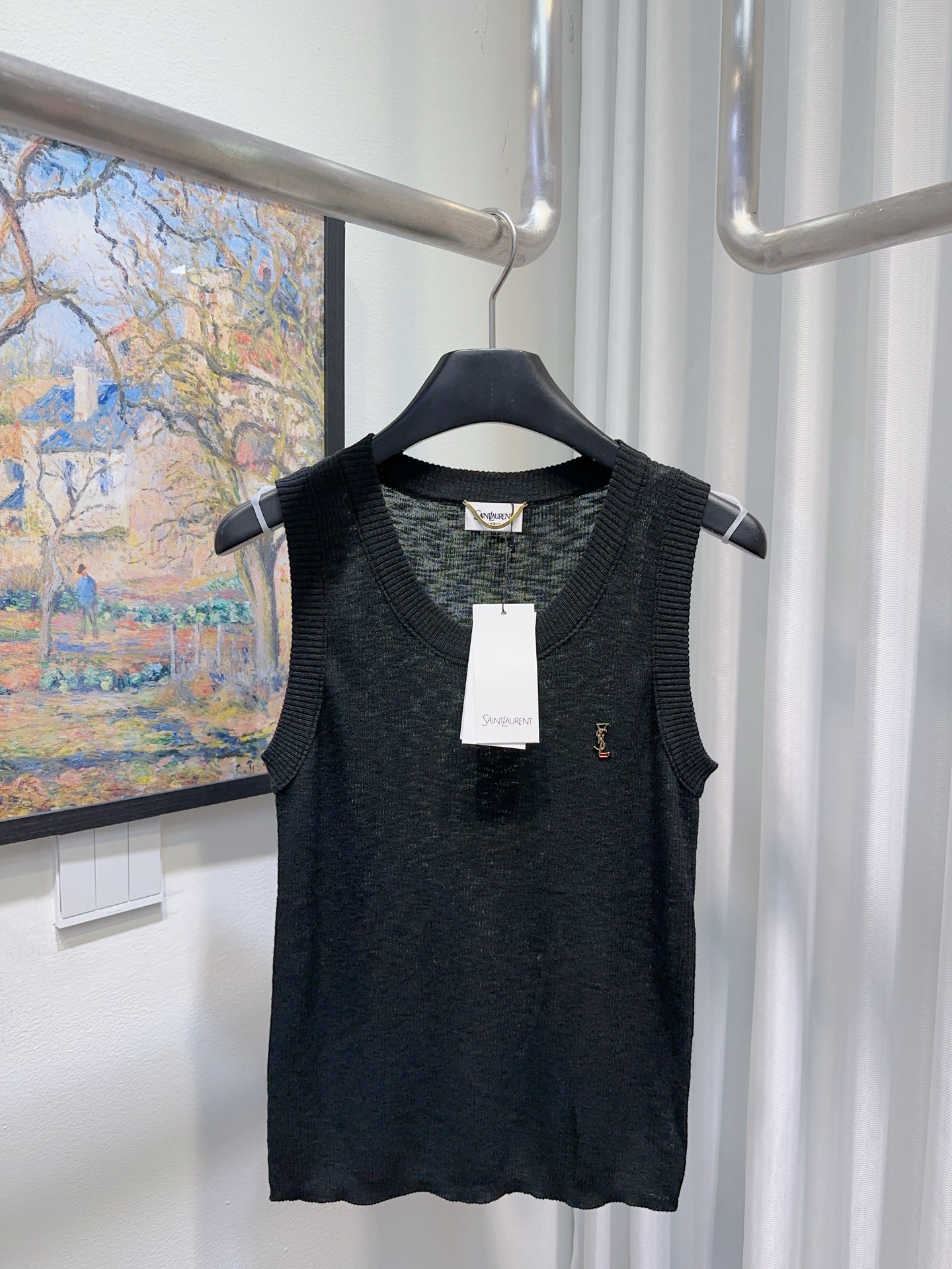 NO:837814,YSL home!  High version!  Sleeveless U-neck knitted vest with metal letter logo on the chest!  Great quality!  All three standards!  White black!  Size S/M/L, shipped from stock!  (M size bust 66, length 55) extra elastic, saint laurent, louis vuitton,19860909Ysl家！高版本！胸口金属字母logo无袖U领针织背心！质量赞！三标全！白色黑色！码数S/M/L,现货发！(M码胸围66衣长55)超大弹力,,saint laurent,louis vuitton,,Women's clothing
