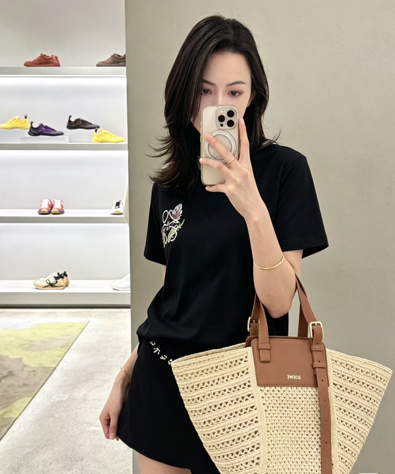NO:838481,Loewe's house!  Counter style!  Round neck pure cotton short-sleeved T-shirt with flower letter logo pattern embroidered on the chest!  All three standards are complete!  White black!  Size S/M/L, shipped from stock!  (M size bust 96, length 62),,loewe,T-shirt,tees,t-shirt,19860909Loewe家！专柜款！胸口刺绣花朵字母logo图案圆领纯棉短袖T恤！三标齐全！白色黑色！码数S/M/L,现货发！(M码胸围96衣长62),,loewe,T-shirt,tees，t-shirt,,Women's clothing