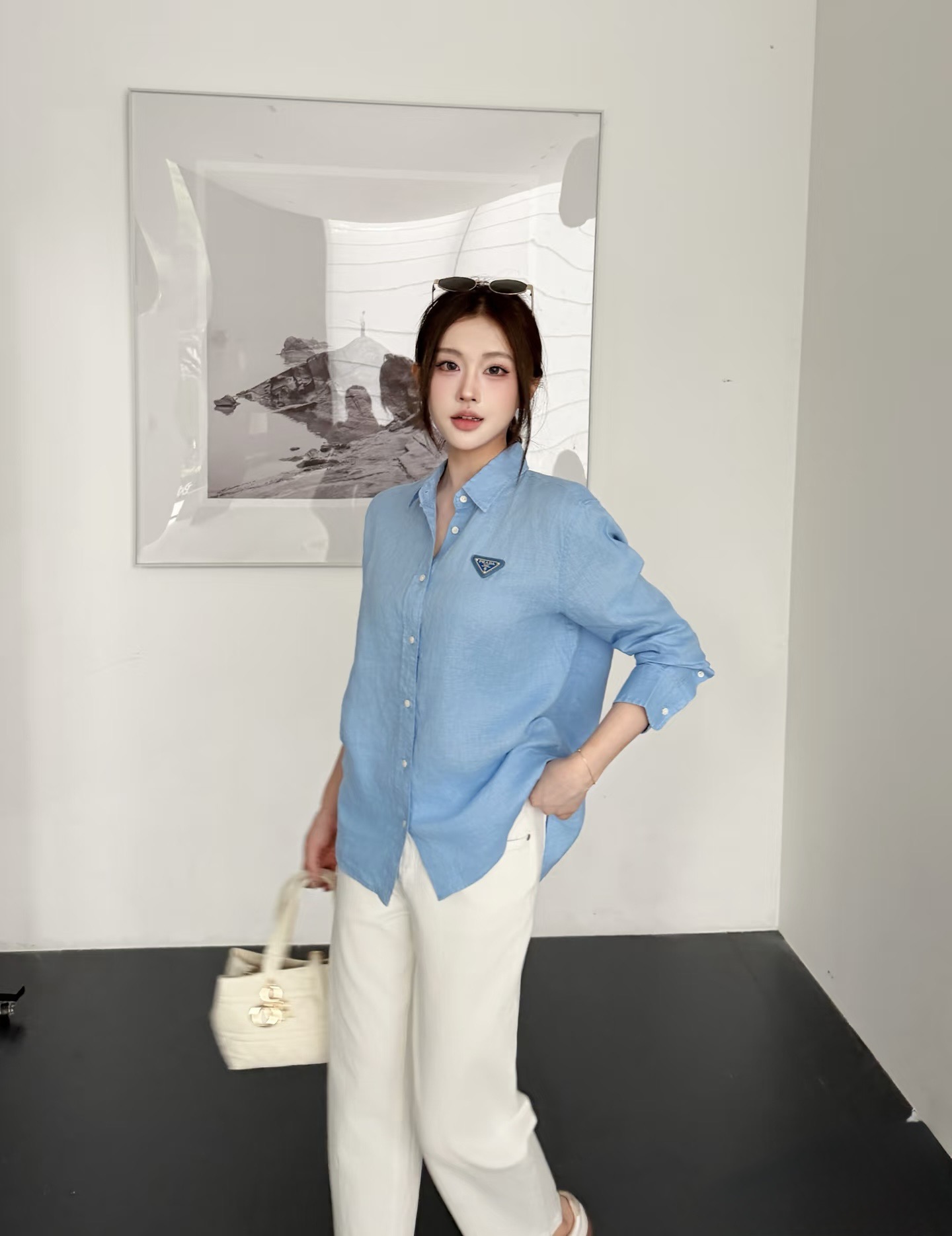 NO:839129,Pra Pujia!  High version!  Customized metal triangle logo badge lapel linen long-sleeved shirt on the chest!  White blue!  Size S/M/L, shipped from stock!  (M size bust 104, length 63-68),,prada,prada,shirts,19860909Pra普家！高版本！胸口定制金属三角标logo徽章翻领亚麻长袖衬衫！白色蓝色！码数S/M/L,现货发！(M码胸围104衣长63-68),,prada,prada,shirts,,Women's clothing