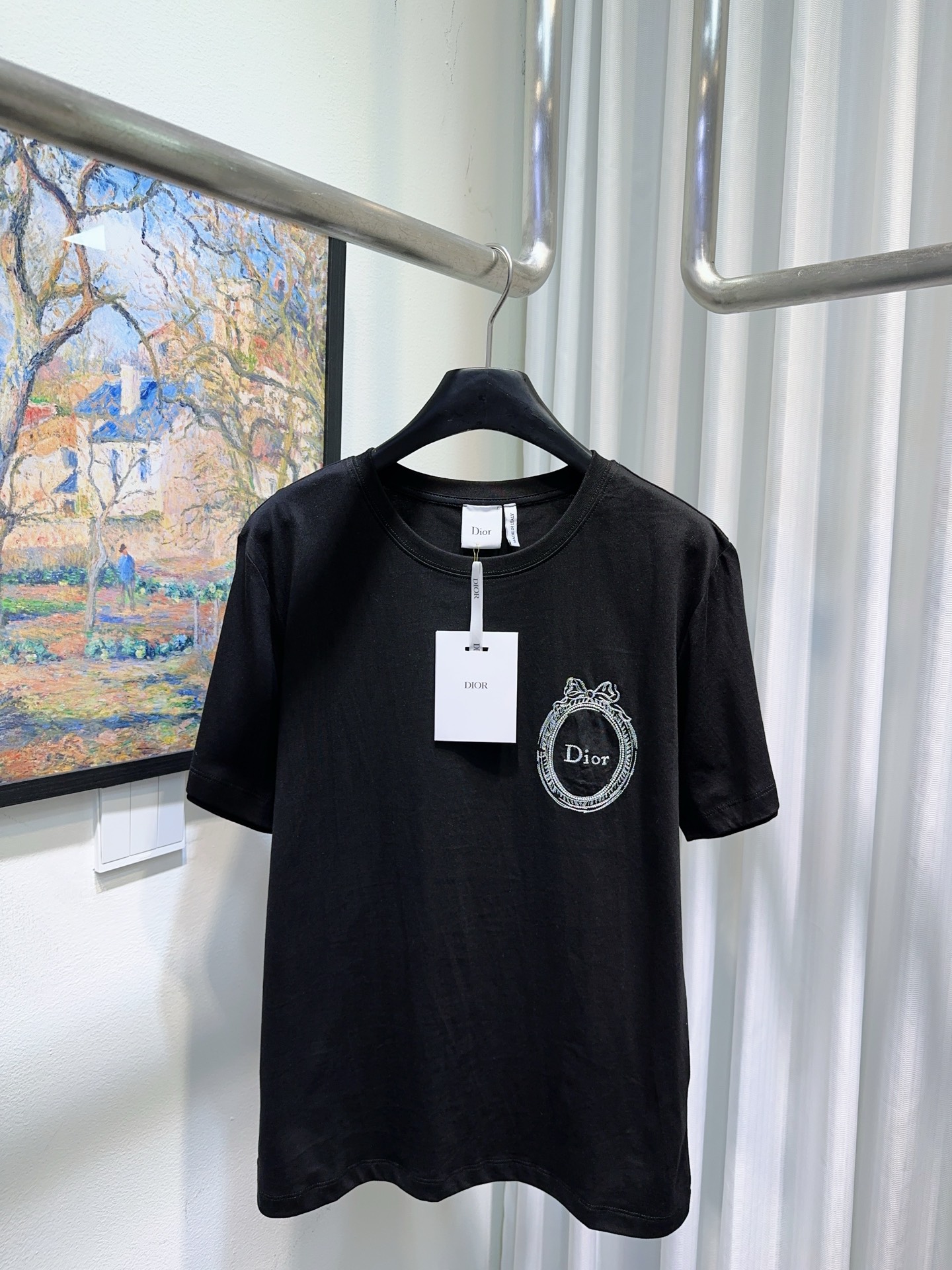 NO:840279,Dio*Dijia!  Counter style!  Round neck pure cotton short-sleeved T-shirt with heavily embroidered letter logo badge on the chest!  White black!  All three standards are complete!  Size S/M/L, shipped from stock!  (M size bust 94, length 63),, dior, dior, T-shirt, tees, t-shirt,19860909Dio*迪家！专柜款！胸口重工刺绣字母logo徽章圆领纯棉短袖T恤！白色黑色！三标齐全！码数S/M/L,现货发！(M码胸围94衣长63),,dior,dior,T-shirt,tees，t-shirt,,Women's clothing