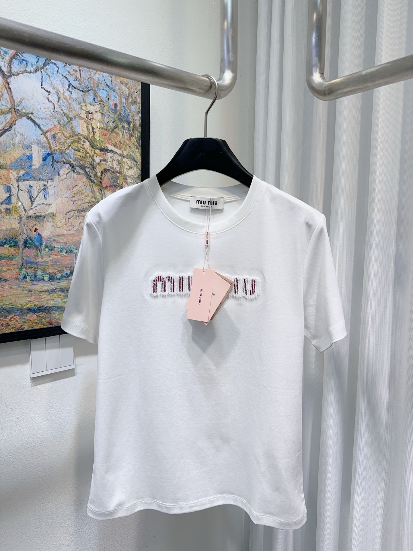 NO:840949,MiuMiaojia!  Counter style!  High version!  Round neck mercerized cotton short-sleeved T-shirt with three-dimensional letter logo pattern embroidered on the chest!  All three standards are complete!  White black!  Size S/M/L/XL, shipped from stock!  (M size bust 94, length 59),,miumiu,T-shirt,tees,t-shirt,19860909Miu缪家！专柜款！高版本！胸前刺绣立体字母logo图案圆领丝光棉短袖T恤！三标齐全！白色黑色！码数S/M/L/XL,现货发！(M码胸围94衣长59),,miumiu,T-shirt,tees，t-shirt,,Women's clothing