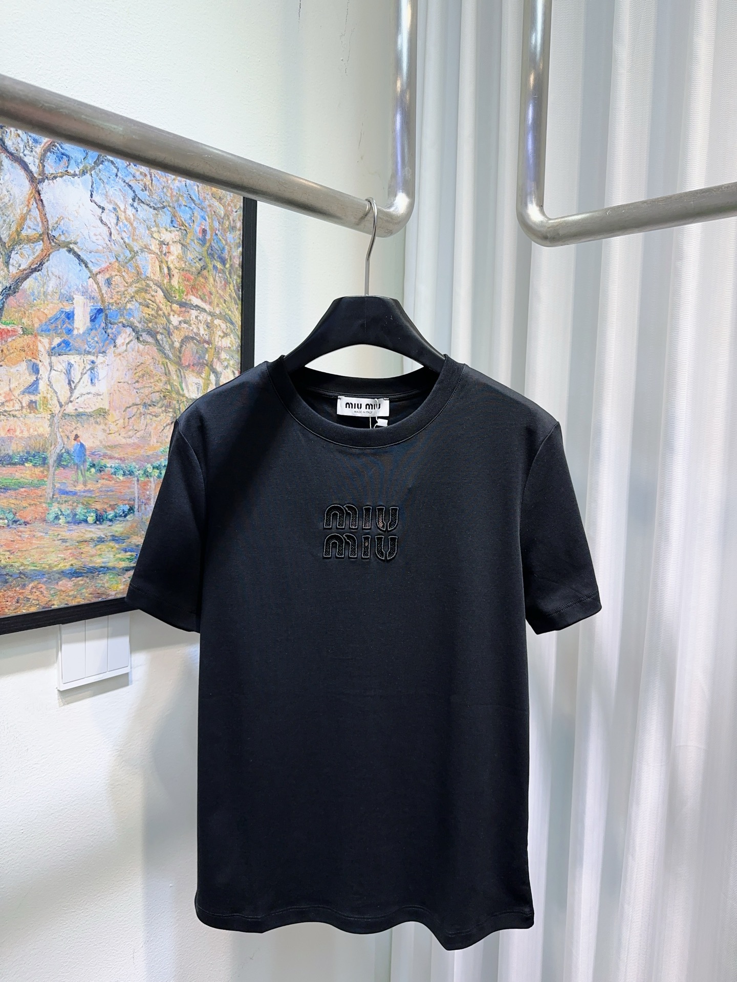 NO:843372,MiuMiaojia!  Great quality!  Round neck short-sleeved T-shirt with hollow letter logo pattern embroidered on the chest!  All three standards!  White black!  Size S/M/L, shipped from stock!  (M size bust 94, length 61),,miumiu,T-shirt,tees,t-shirt,19860909Miu缪家！质量赞！胸前刺绣镂空字母logo图案圆领短袖T恤！三标全！白色黑色！码数S/M/L,现货发！(M码胸围94衣长61),,miumiu,T-shirt,tees，t-shirt,,Women's clothing
