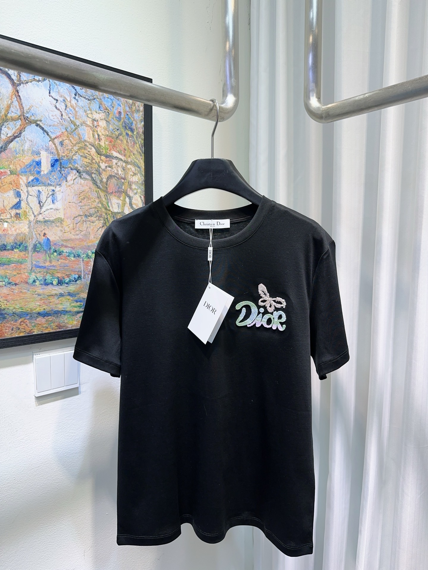 NO:860384,Dio*Dijia!  High version!  Round neck mercerized cotton short-sleeved T-shirt with embroidered letter logo and beaded butterfly pattern on the chest!  All three standards are complete!  White black!  Size S/M/L, shipped from stock!  (M size bust 96, length 59),, dior, dior, T-shirt, tees, t-shirt,19860909Dio*迪家！高版本！胸口刺绣字母logo钉珠蝴蝶图案圆领丝光棉短袖T恤！三标齐全！白色黑色！码数S/M/L,现货发！(M码胸围96衣长59),,dior,dior,T-shirt,tees，t-shirt,,Women's clothing