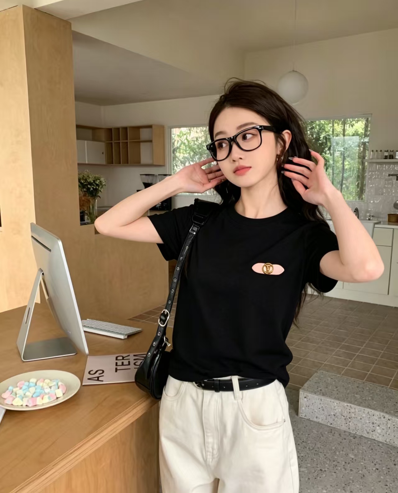 NO:868773,Donkey’s house!  High version!  Round neck short-sleeved T-shirt with metal letter logo pattern on the chest!  All three standards are complete!  White black!  Size S/M/L, shipped from stock!  (M size bust 88, length 52),,louis vuitton,louis vuitton,louis vuitton,T-shirt,tees,t-shirt,19860909Lv驴家！高版本！胸口金属字母logo图案圆领短袖T恤！三标齐全！白色黑色！码数S/M/L,现货发！(M码胸围88衣长52),,louis vuitton,louis vuitton,louis vuitton,T-shirt,tees，t-shirt,,Women's clothing