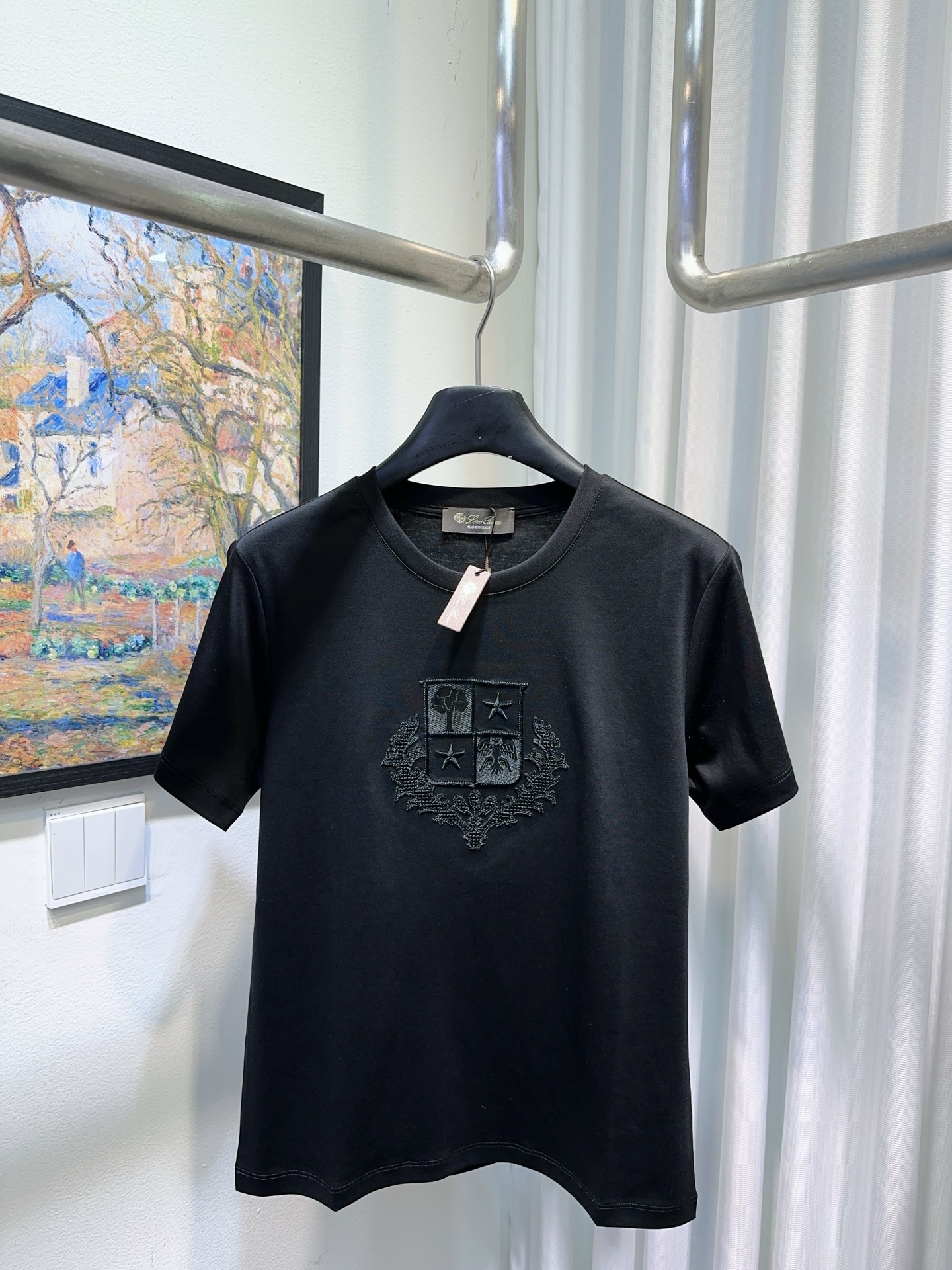 NO:868786,Lp home!  High version!  Round neck mercerized cotton short-sleeved T-shirt with three-dimensional badge logo pattern embroidered on the chest!  All three standards are complete!  Size S/M/L/XL, shipped from stock!  (M size bust 92, length 59),,loro piana,T-shirt,tees,t-shirt,19860909Lp家！高版本！胸前刺绣立体徽章logo图案圆领丝光棉短袖T恤！三标齐全！码数S/M/L/XL,现货发！(M码胸围92衣长59),,loro piana,T-shirt,tees，t-shirt,,Women's clothing