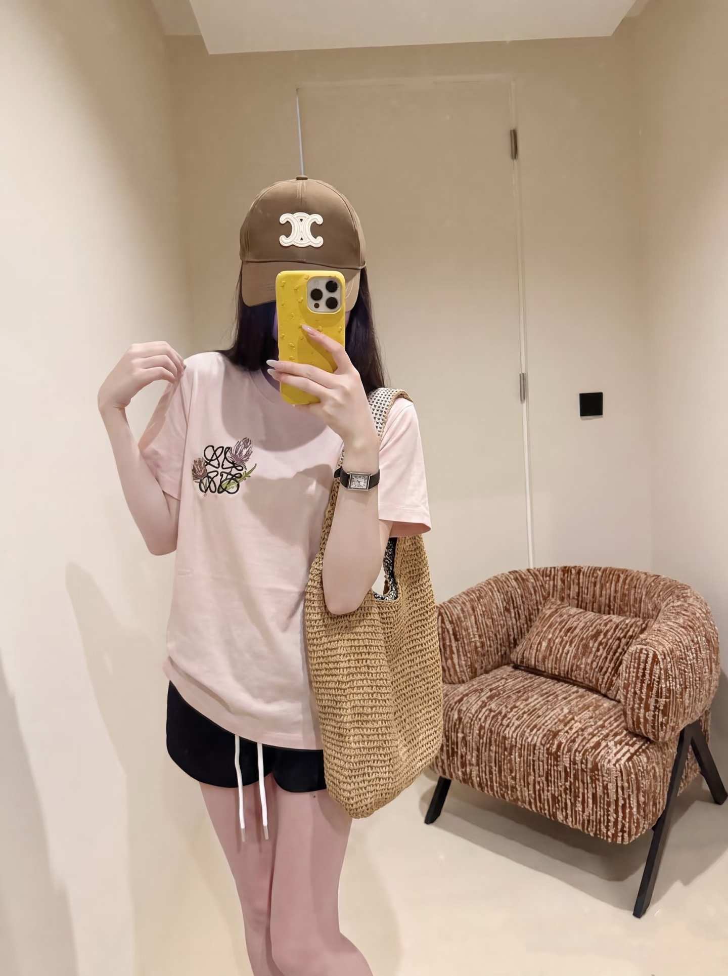 NO:929314,Loewe's house!  Counter style!  High version!  Round neck mercerized cotton short-sleeved T-shirt with flower logo pattern embroidered on the chest!  All three standards are complete!  Three colors!  Size S/M/L/XL, shipped from stock!  (L size bust 98, length 60),,loewe,T-shirt,tees,t-shirt,19860909Loewe家！专柜款！高版本！胸口刺绣花朵logo图案圆领丝光棉短袖T恤！三标齐全！三色！码数S/M/L/XL,现货发！(L码胸围98衣长60),,loewe,T-shirt,tees，t-shirt,,Women's clothing