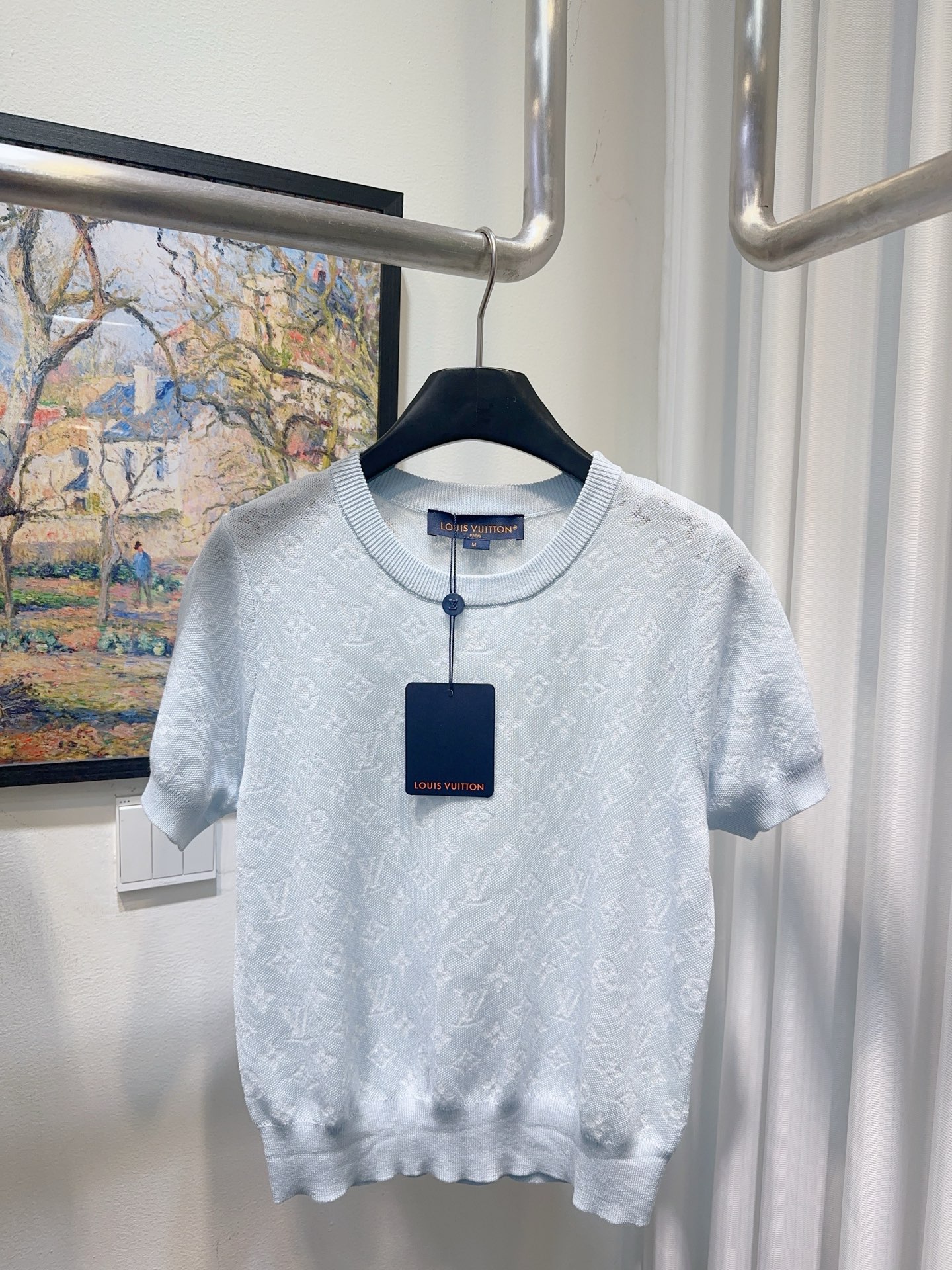 NO:876224,Donkey’s house!  High version!  Classic letter logo pattern jacquard round neck knitted short-sleeved top!  All three standards are complete!  White blue!  Size S/M/L, shipped from stock!  (M size bust 90, length 54),,louis vuitton,louis vuitton,louis vuitton,T-shirt,19860909Lv驴家！高版本！经典字母logo图案提花圆领针织短袖上衣！三标齐全！白色蓝色！码数S/M/L,现货发！(M码胸围90衣长54),,louis vuitton,louis vuitton,louis vuitton,T-shirt,,Women's clothing