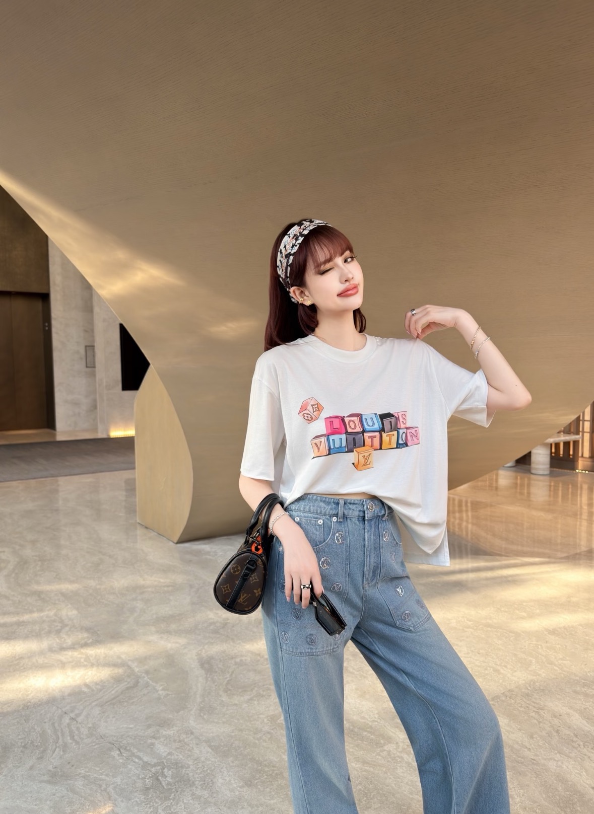 NO:910524,Donkey’s house!  Counter style!  Round neck loose short-sleeved T-shirt with colorful letters logo pattern printed on the chest!  All three standards are complete!  White black!  Size S/M/L, shipped from stock!  (M size bust 112, length 55),,louis vuitton,louis vuitton,louis vuitton,T-shirt,tees,t-shirt,19860909Lv驴家！专柜款！胸前彩色字母logo图案喷绘印花圆领宽松短款短袖T恤！三标齐全！白色黑色！码数S/M/L,现货发！(M码胸围112衣长55),,louis vuitton,louis vuitton,louis vuitton,T-shirt,tees，t-shirt,,Women's clothing