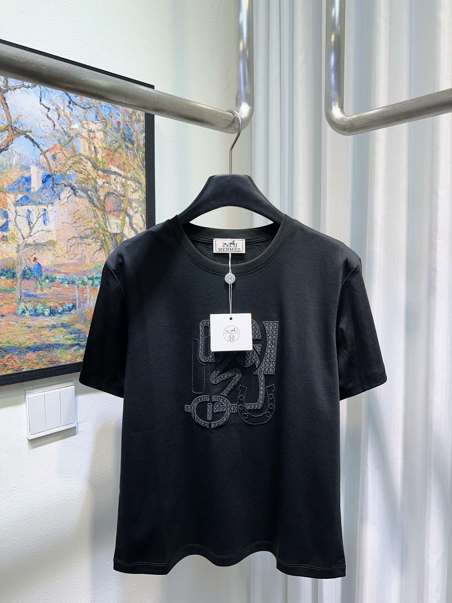 NO:885052,Her love horse family!  Counter style!  Round neck mercerized cotton short-sleeved T-shirt with heavily embroidered logo pattern on the chest!  All three standards are complete!  Three colors!  Size S/M/L/XL, shipped from stock!  (M size bust 94, length 58),,hermes,T-shirt,tees,t-shirt,19860909Her爱马家！专柜款！胸前重工刺绣logo图案设计圆领丝光棉短袖T恤！三标齐全！三色！码数S/M/L/XL,现货发！(M码胸围94衣长58),,hermes,T-shirt,tees，t-shirt,,Women's clothing