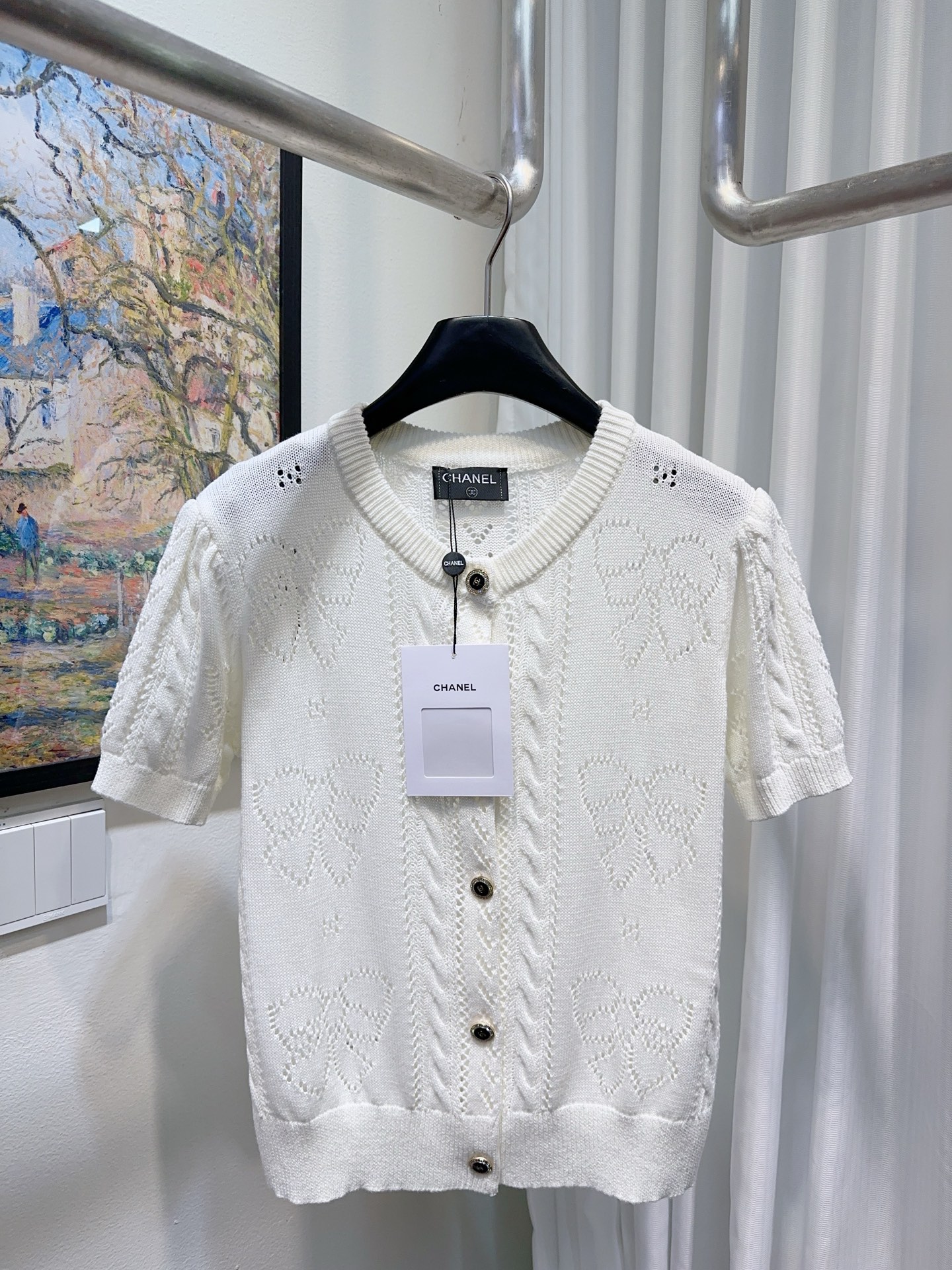 NO:926747,CC Xiaoxiang’s house!  High version!  Customized letter logo button bow pattern hollow jacquard round neck short-sleeved cardigan top!  All three standards are complete!  White black!  Code number 36/38/40, ready for delivery!  (size 38, bust 88, length 52),,chanel,T-shirt,19860909CC小香家！高版本！定制字母logo纽扣蝴蝶结图案镂空提花圆领短袖开衫上衣！三标齐全！白色黑色！码数36/38/40,现货发！(38码胸围88衣长52),,chanel,T-shirt,,Women's clothing
