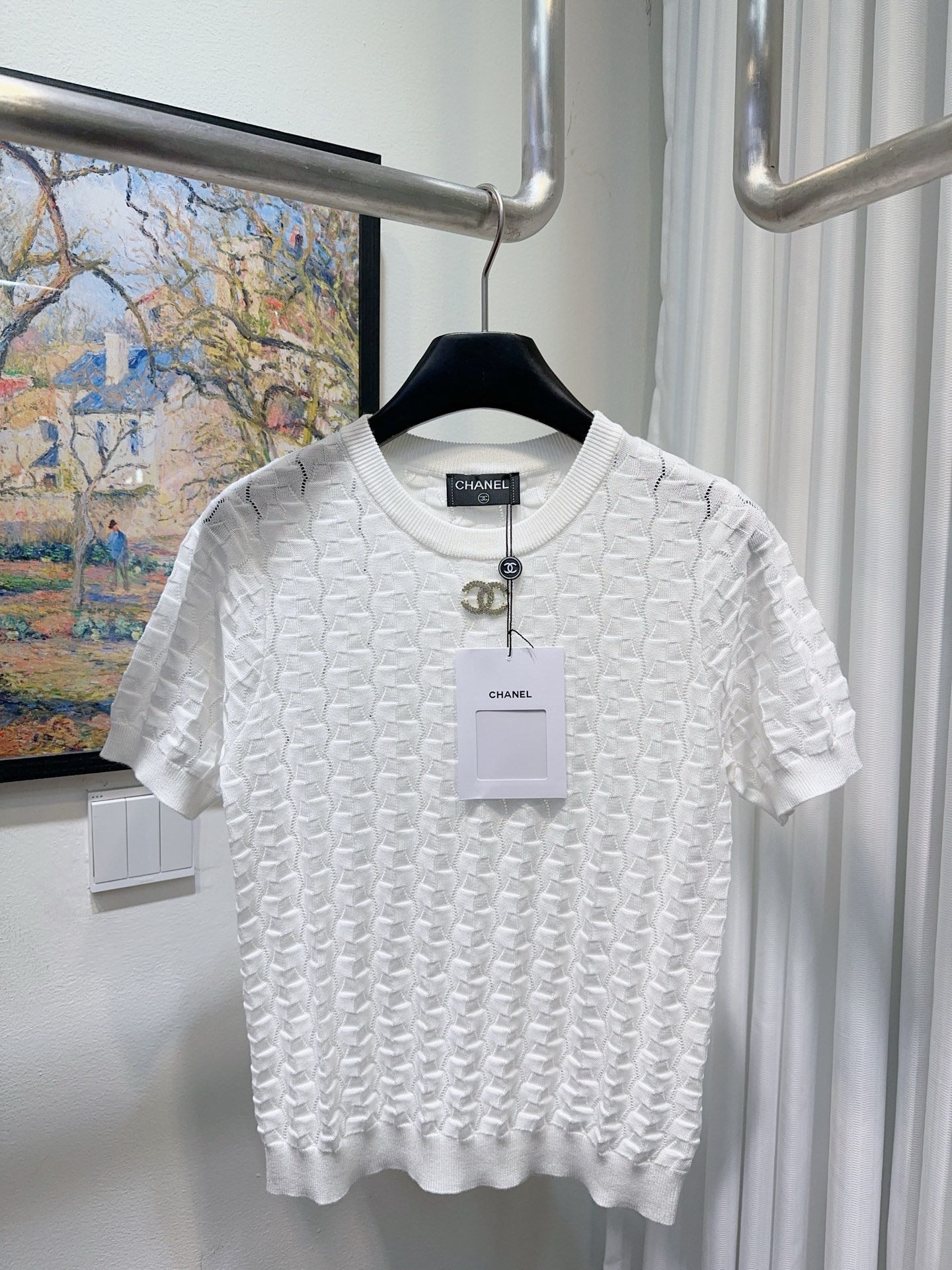 NO:931135,CC Xiaoxiang’s house!  High version!  Customized double C metal diamond logo pattern jacquard round neck short-sleeved knitted top on the chest!  All three standards are complete!  White blue!  The code number is 36.38.40, ready for delivery!  (size 40, bust 88, length 53),,chanel,T-shirt,19860909CC小香家！高版本！胸口定制双C金属钻logo图案提花圆领短袖针织上衣！三标齐全！白色蓝色！码数36.38.40,现货发！(40码胸围88衣长53),,chanel,T-shirt,,Women's clothing